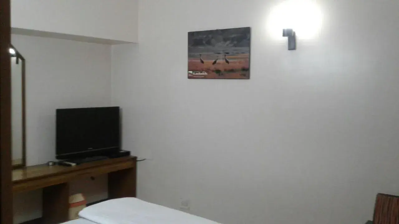 Budget Single Room in Pamposh Guest House GK II Market Budget Single Room in Pamposh Guest House GK II Market
