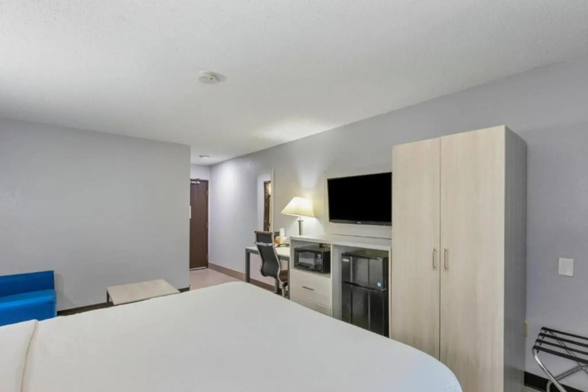 King Room - Non-Smoking in Days Inn by Wyndham Savannah Gateway I-95 King Room - Non-Smoking in Days Inn by Wyndham Savannah Gateway I-95