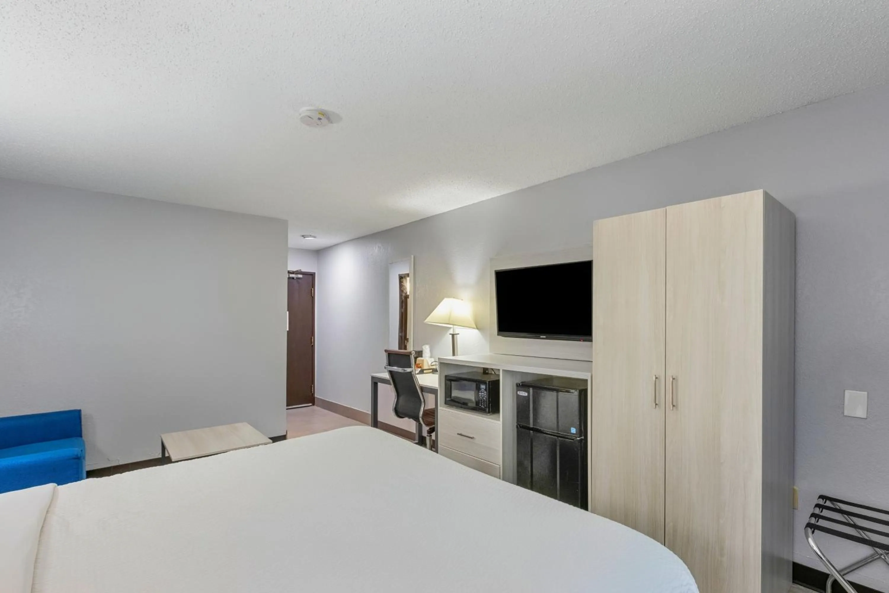 Photo of the whole room, Bed in Days Inn by Wyndham Savannah Gateway I-95