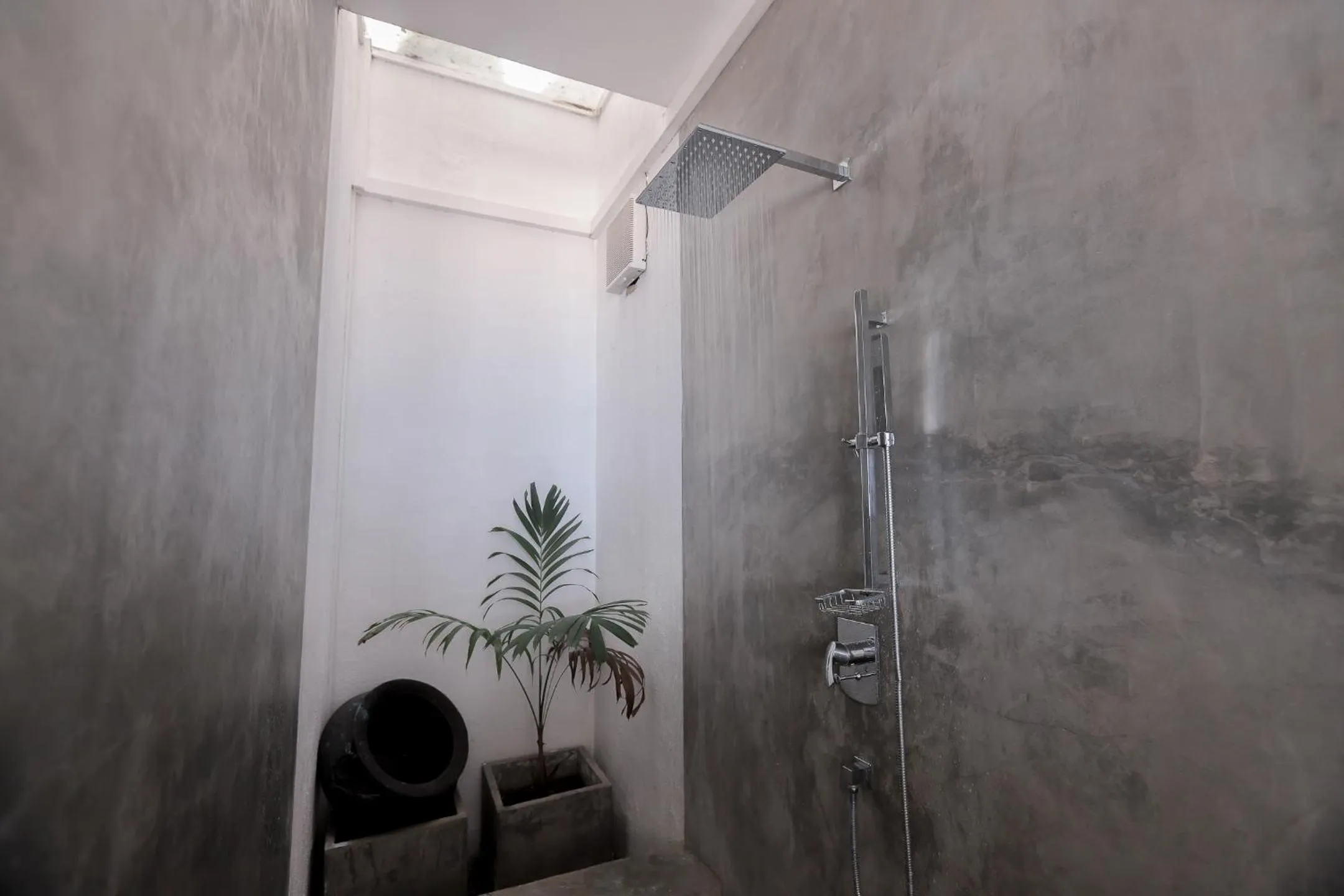 Shower in Bieshu Beach Hive