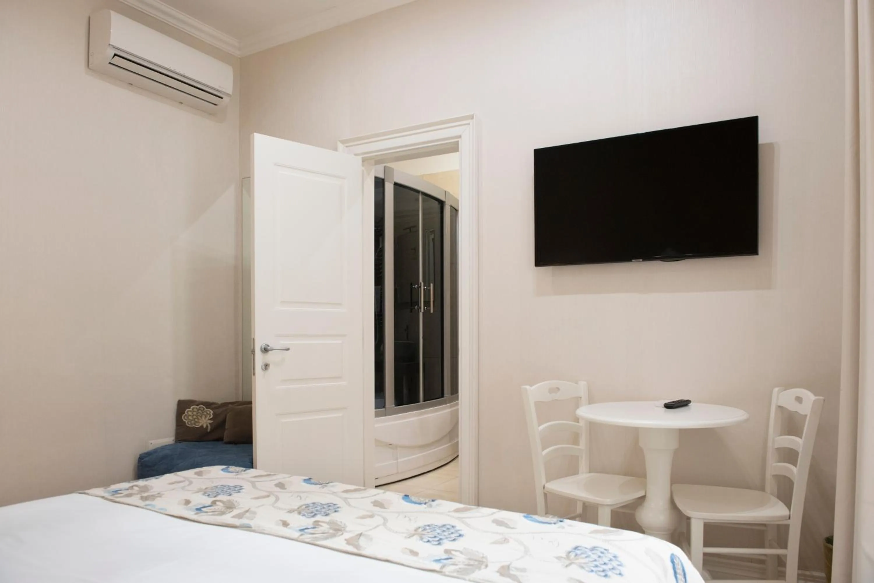 TV and multimedia, Bed in Certosa Suite