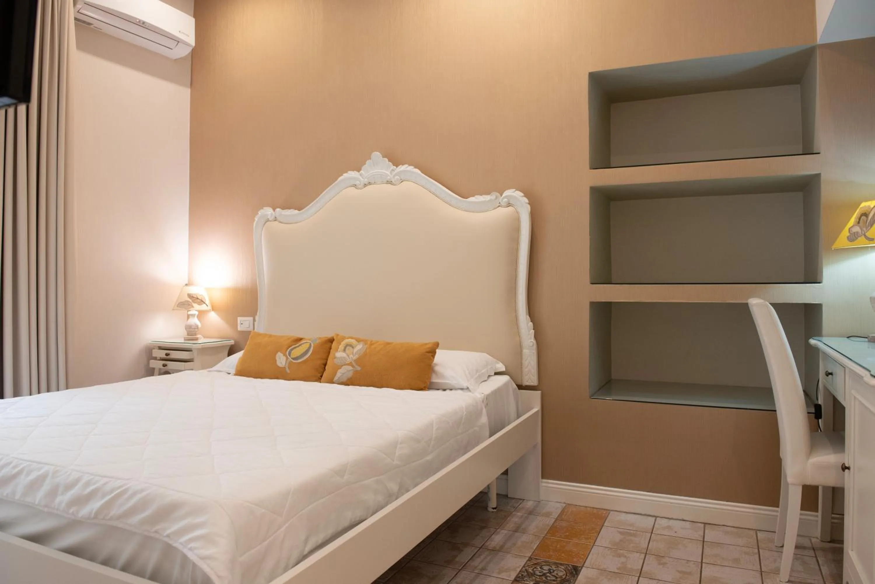 Photo of the whole room, Bed in Certosa Suite