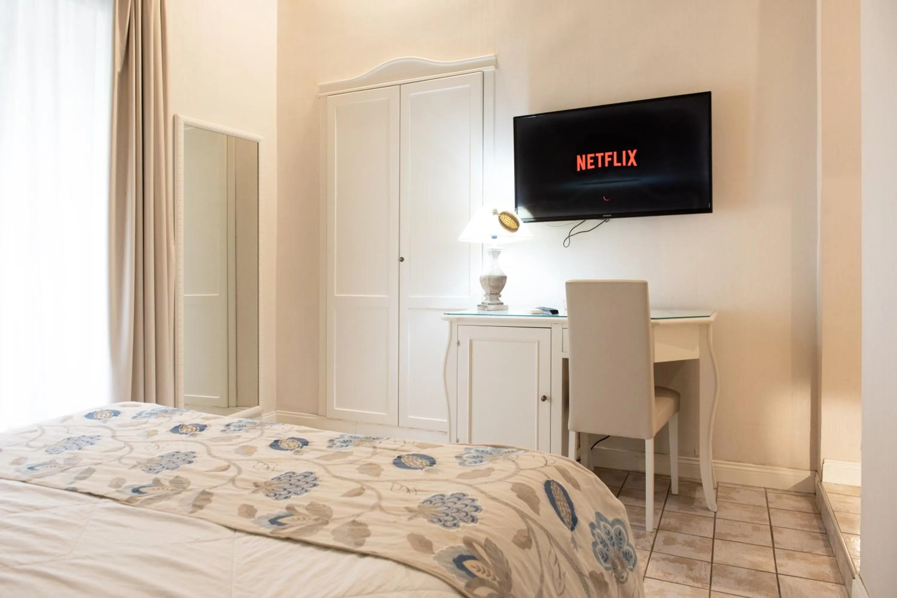 TV and multimedia, Bed in Certosa Suite