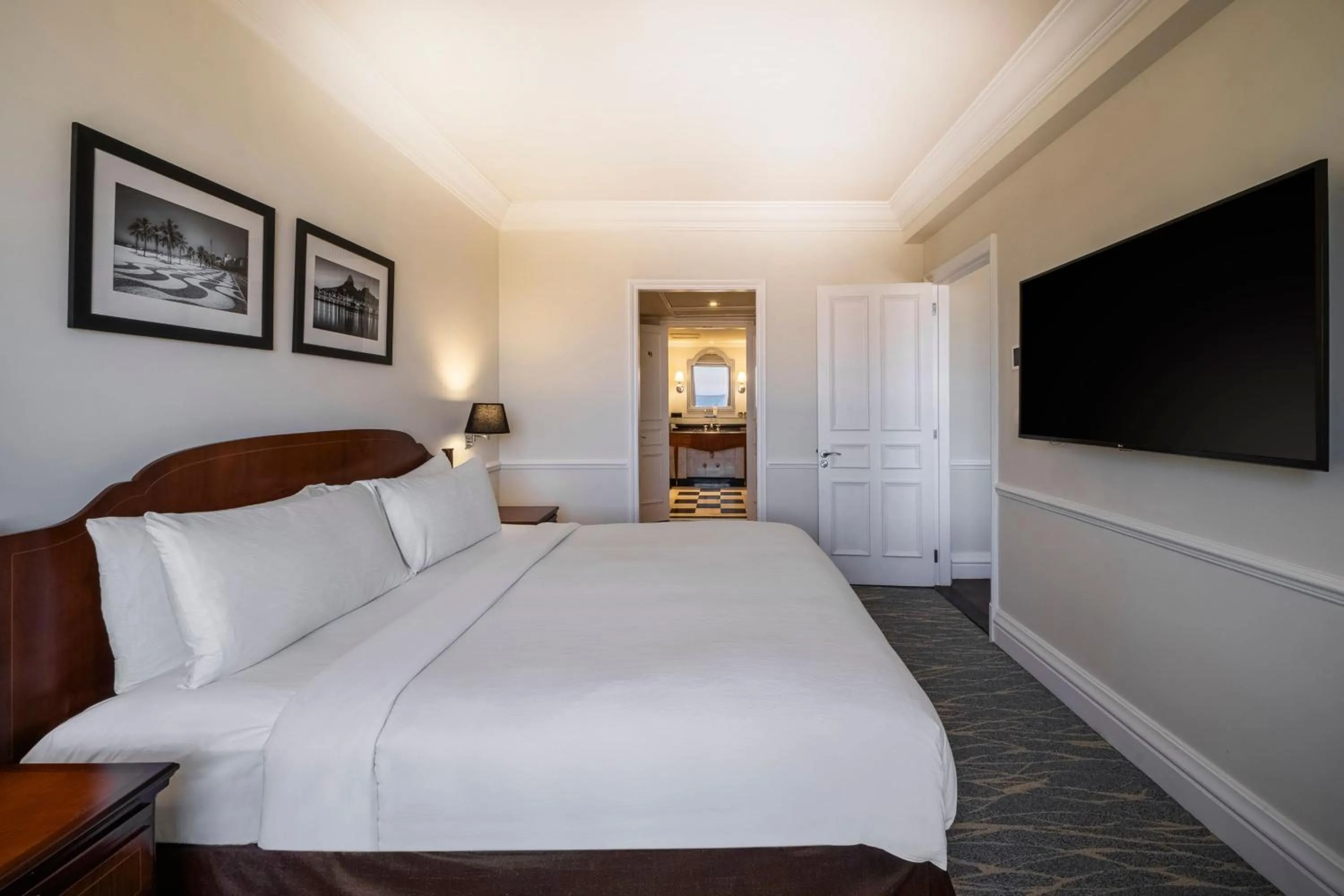 Photo of the whole room, Bed in JW Marriott Rio de Janeiro