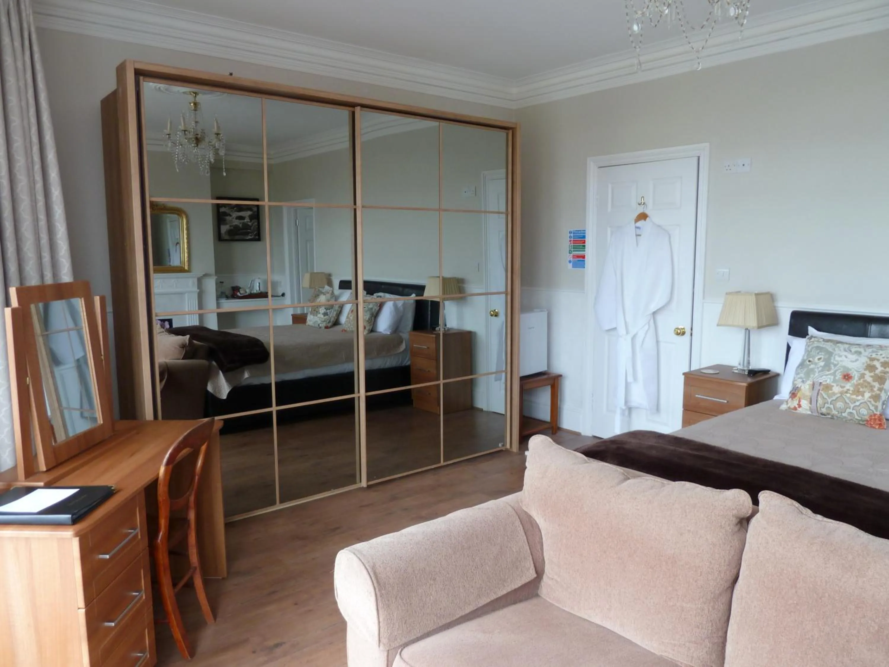 Photo of the whole room in Number Ninety One