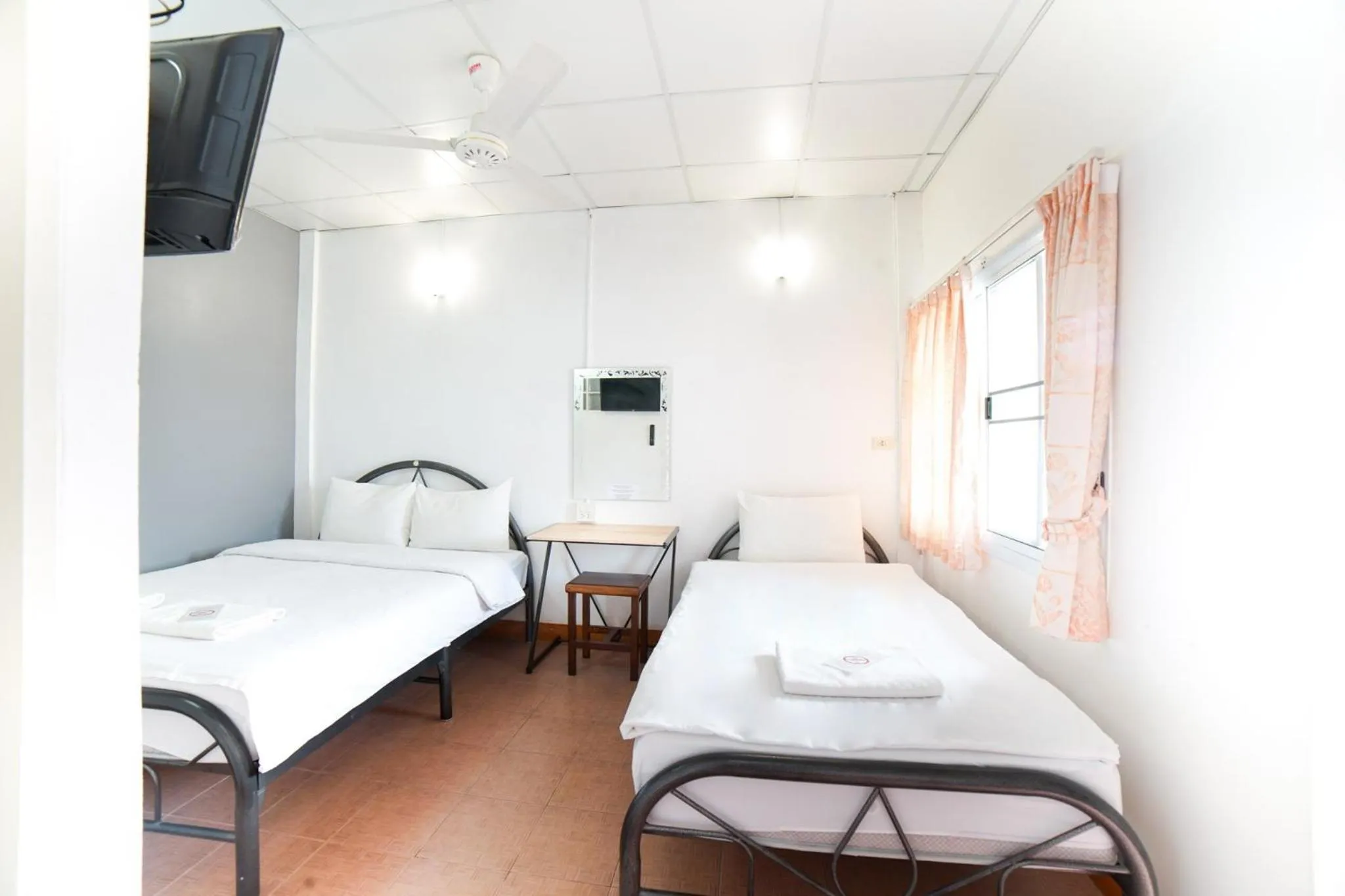 Photo of the whole room, Bed in Pakdee House