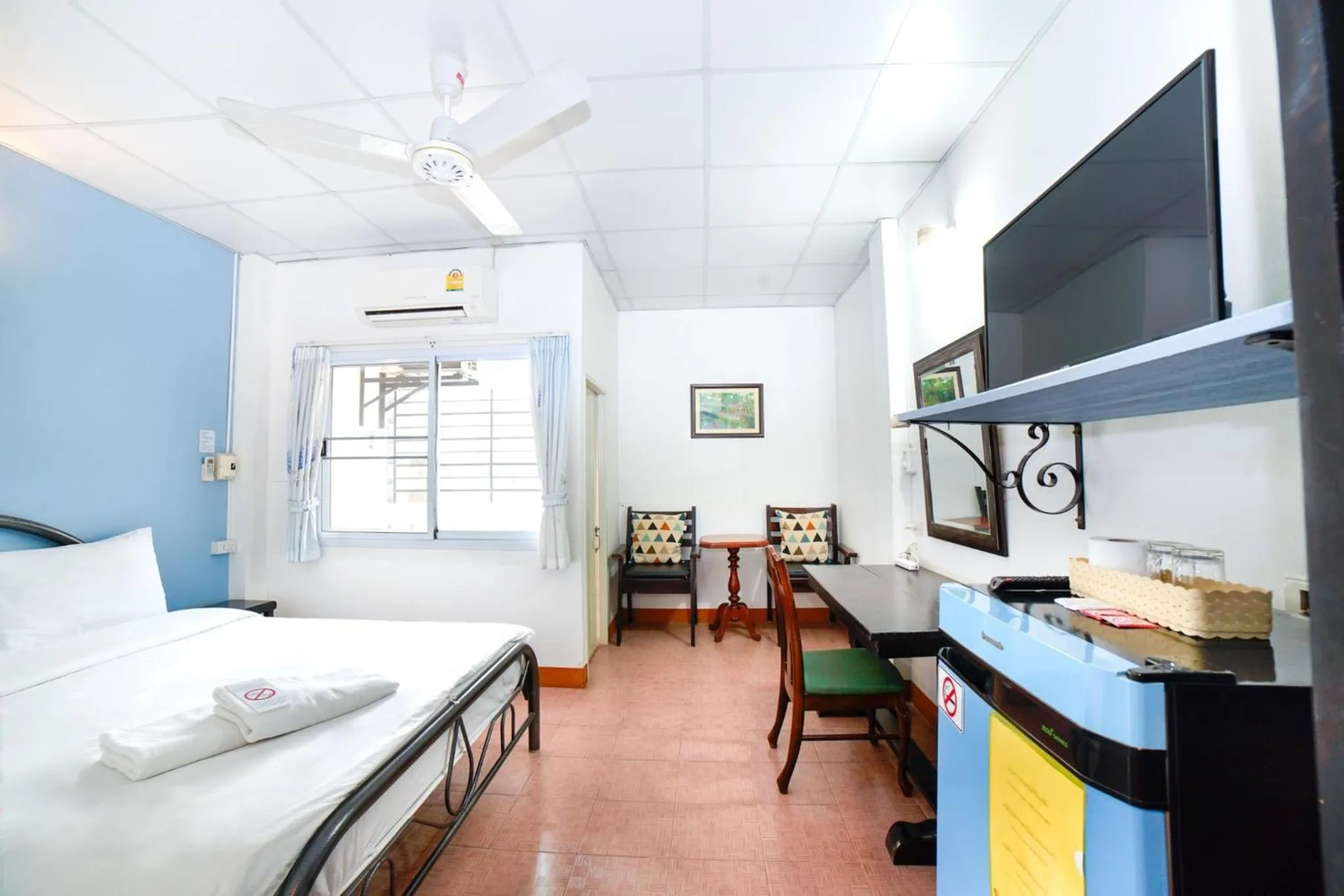 Photo of the whole room, Bed in Pakdee House