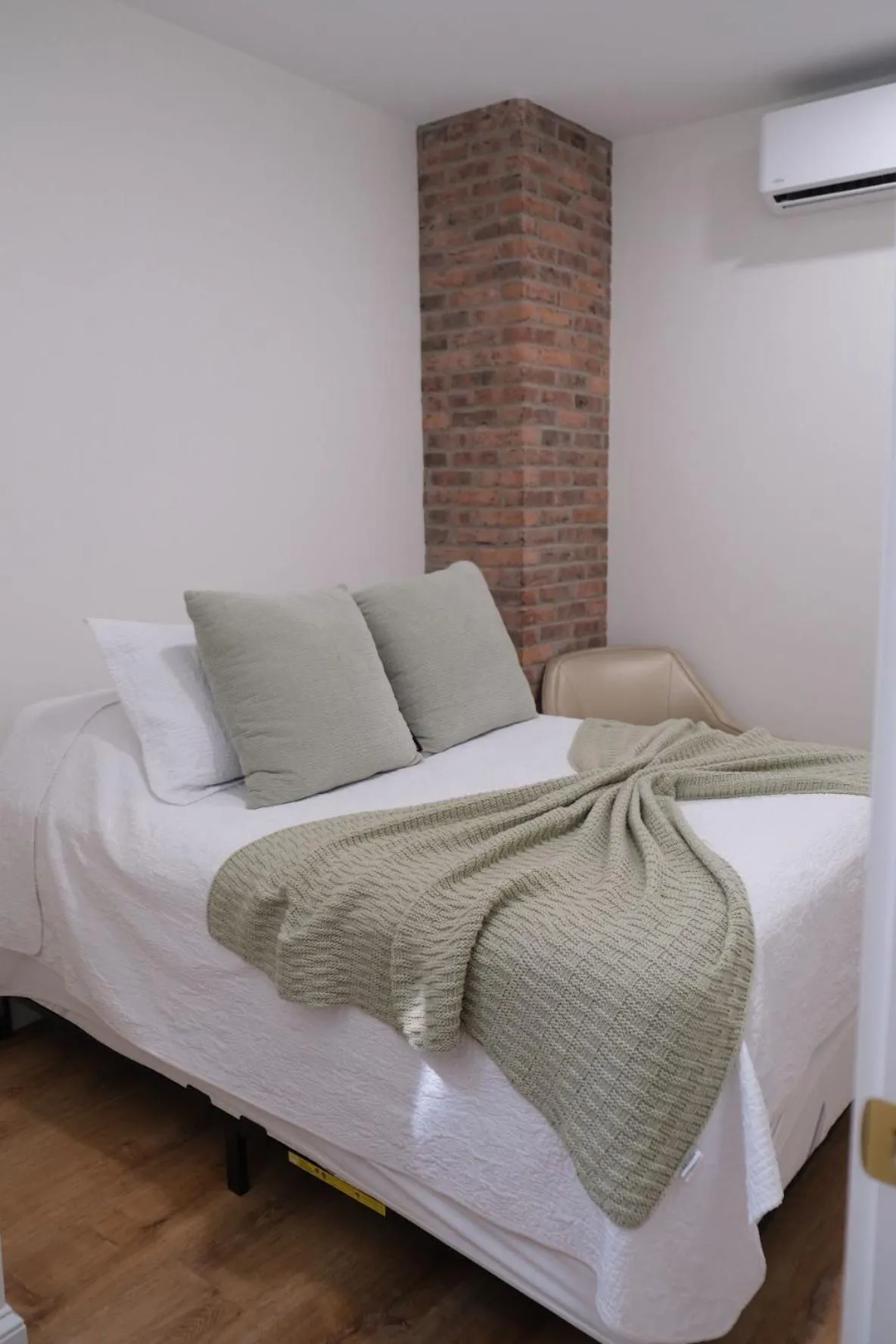 Bed in America's Cup Inn Newport