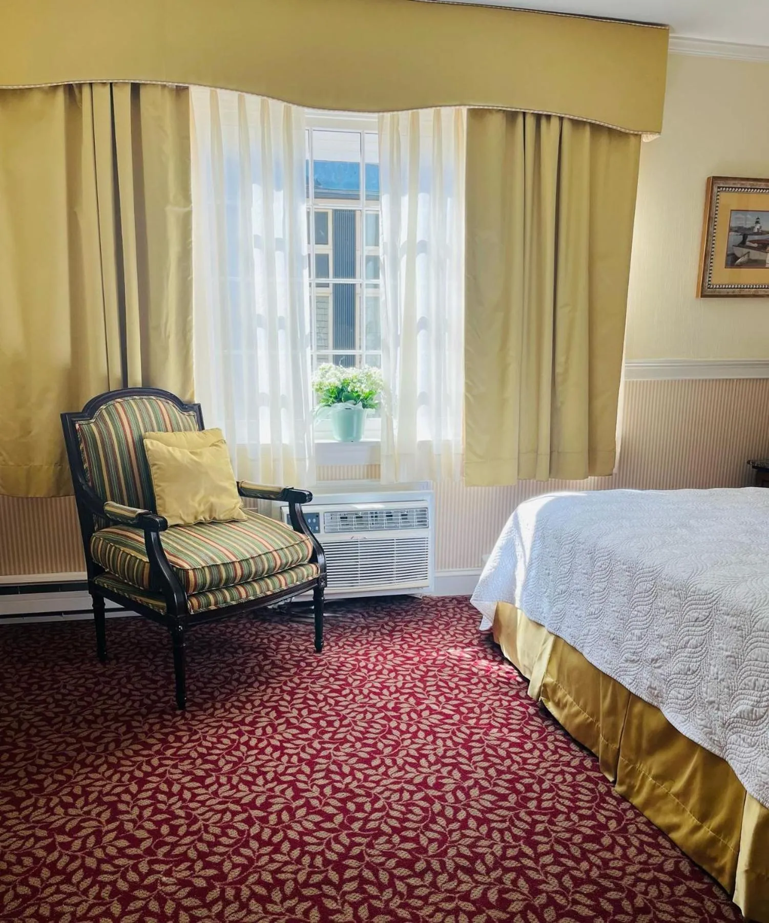Bed in America's Cup Inn Newport