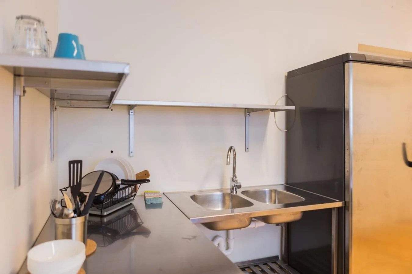 Communal kitchen in EHE Hostel