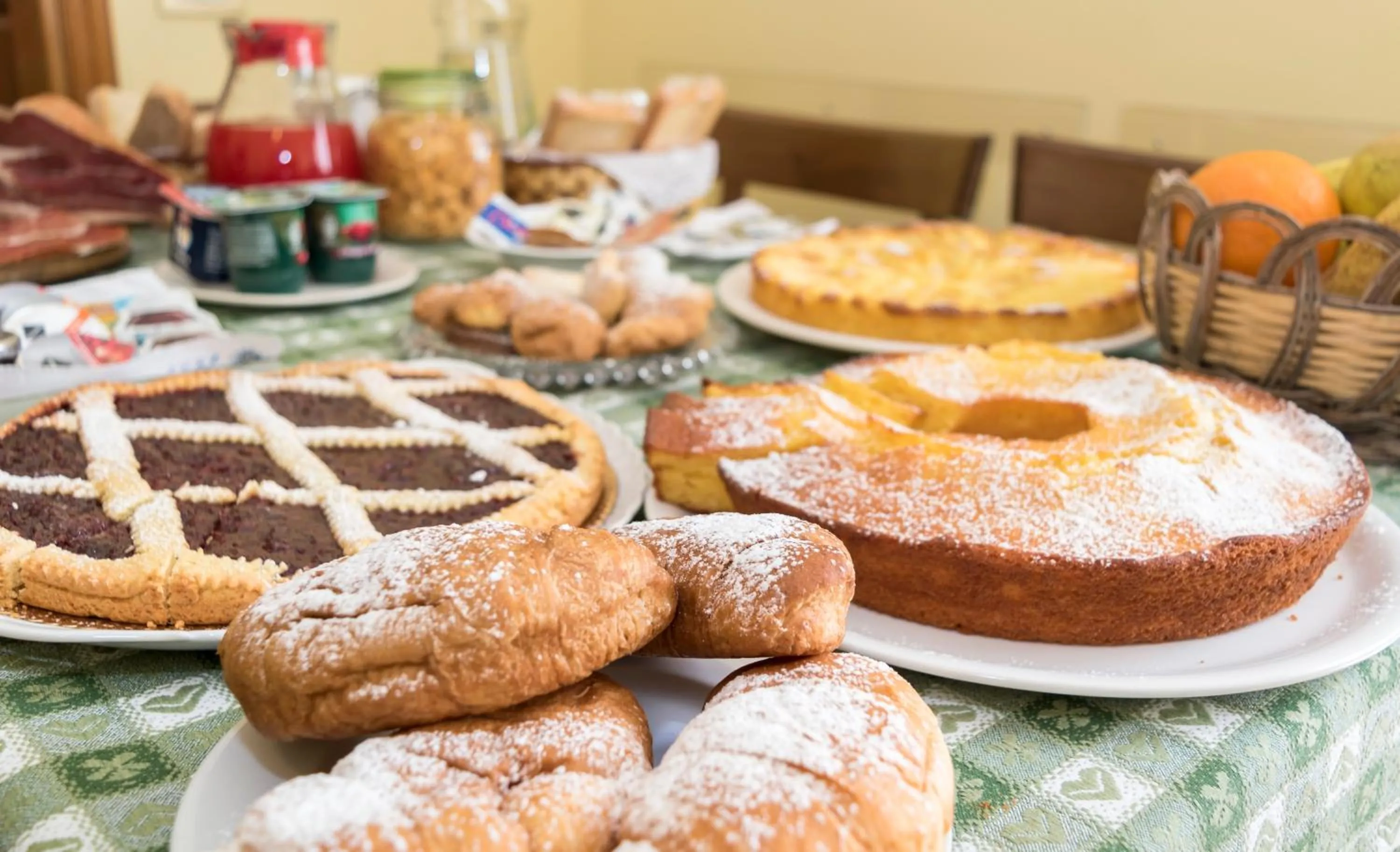 Communal lounge/ TV room in Camere Mariella