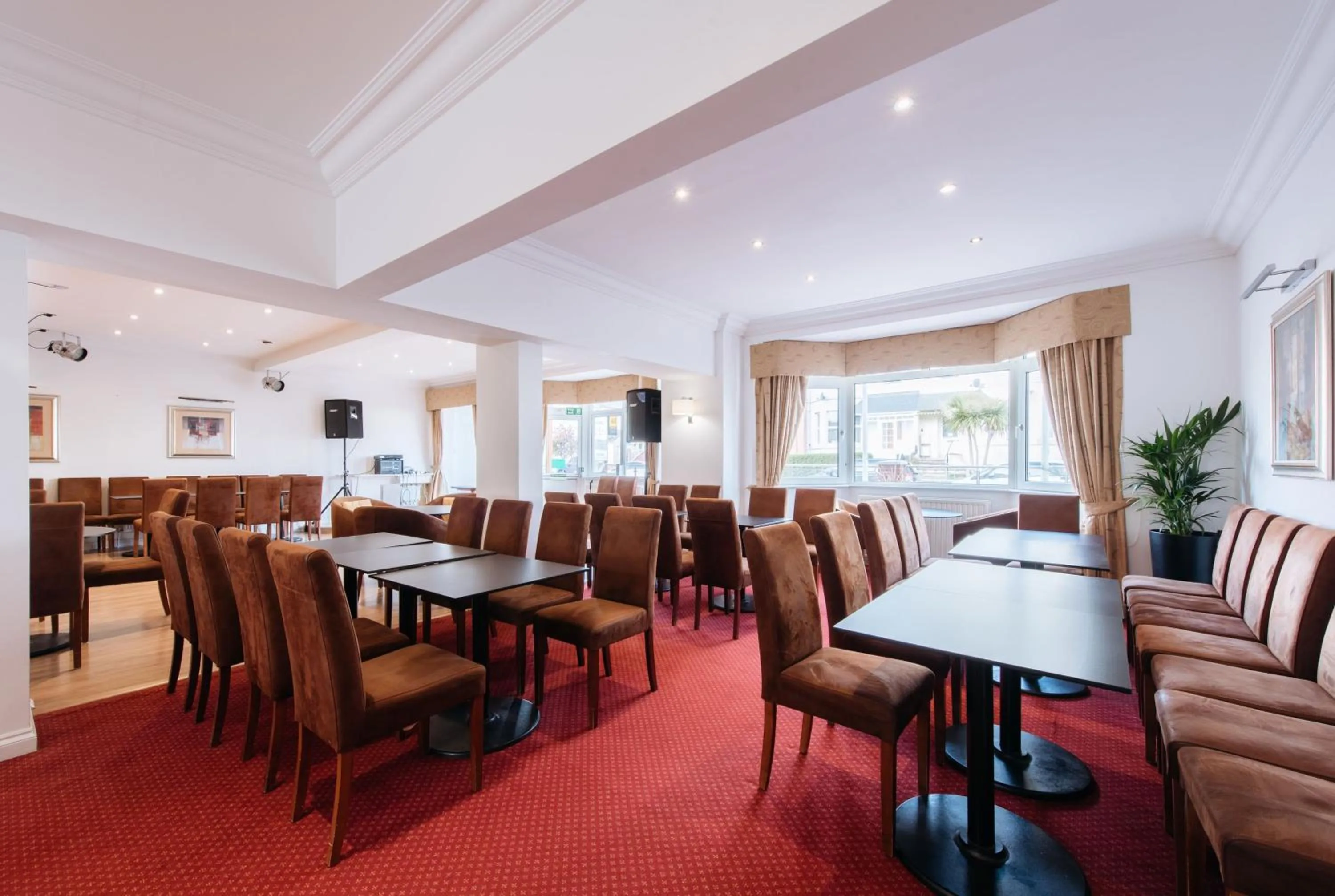 Restaurant/places to eat in The Queens Hotel