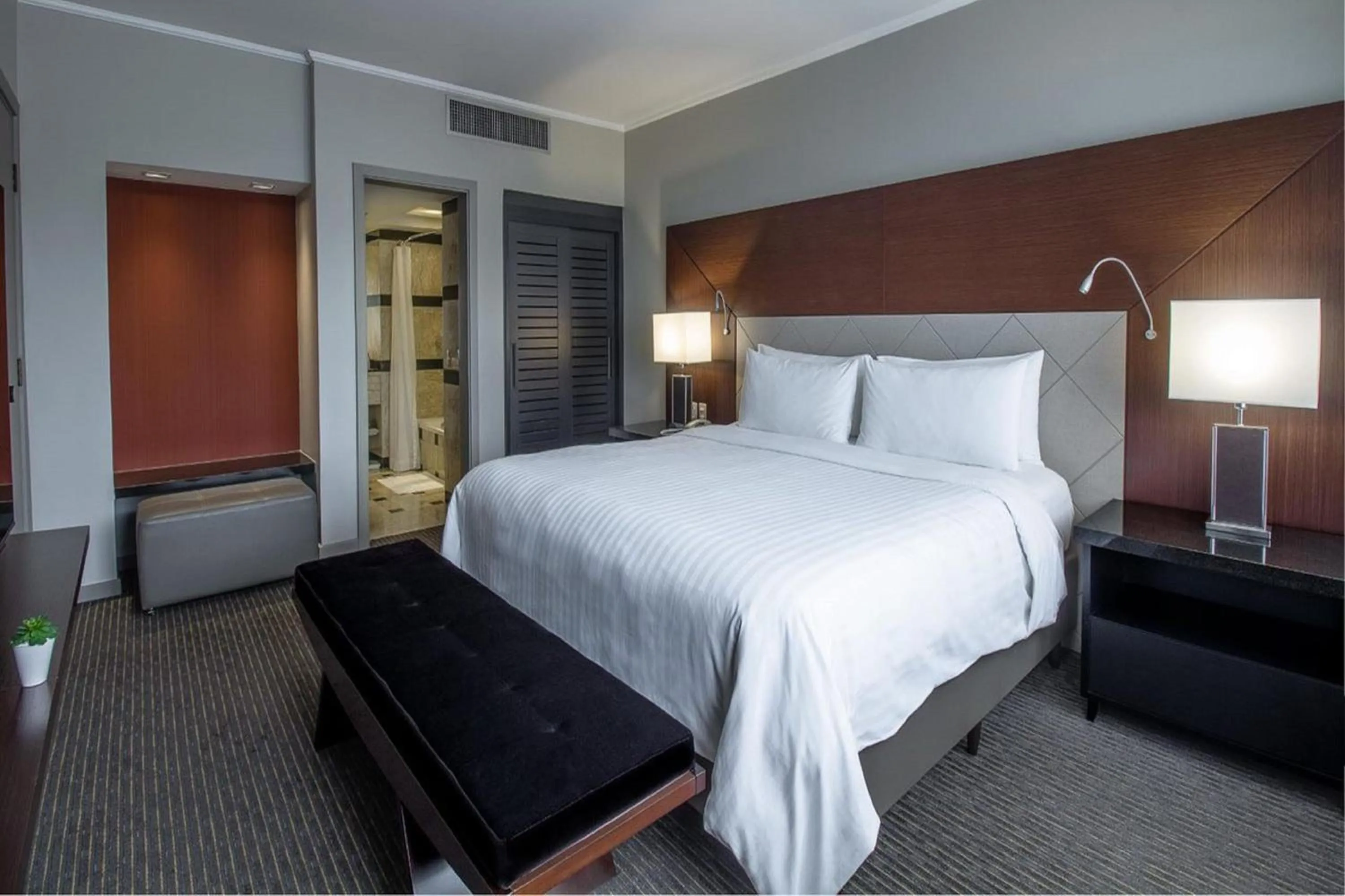 Photo of the whole room, Bed in Marriott São Paulo Airport Hotel