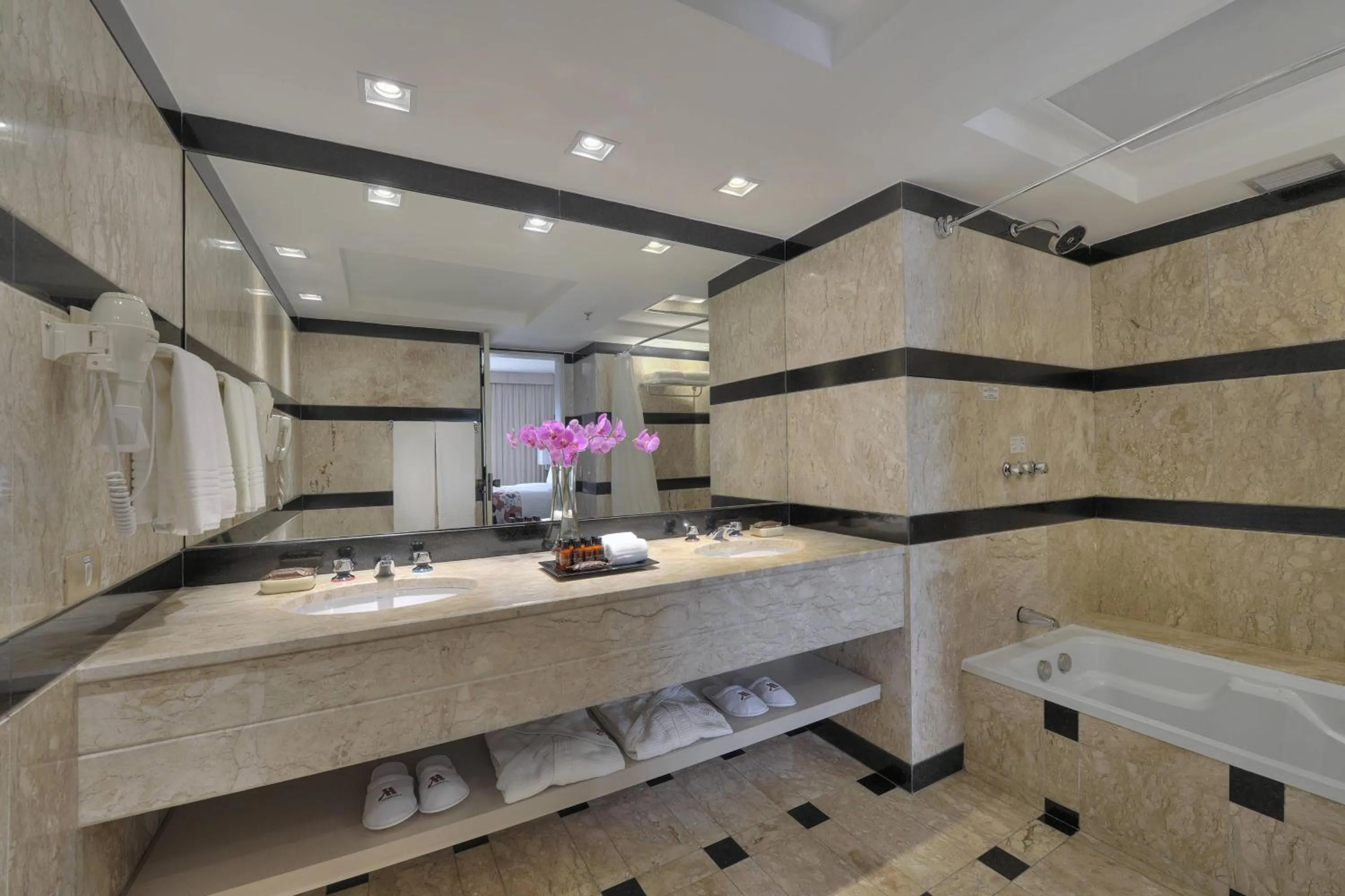 Bathroom in Marriott São Paulo Airport Hotel