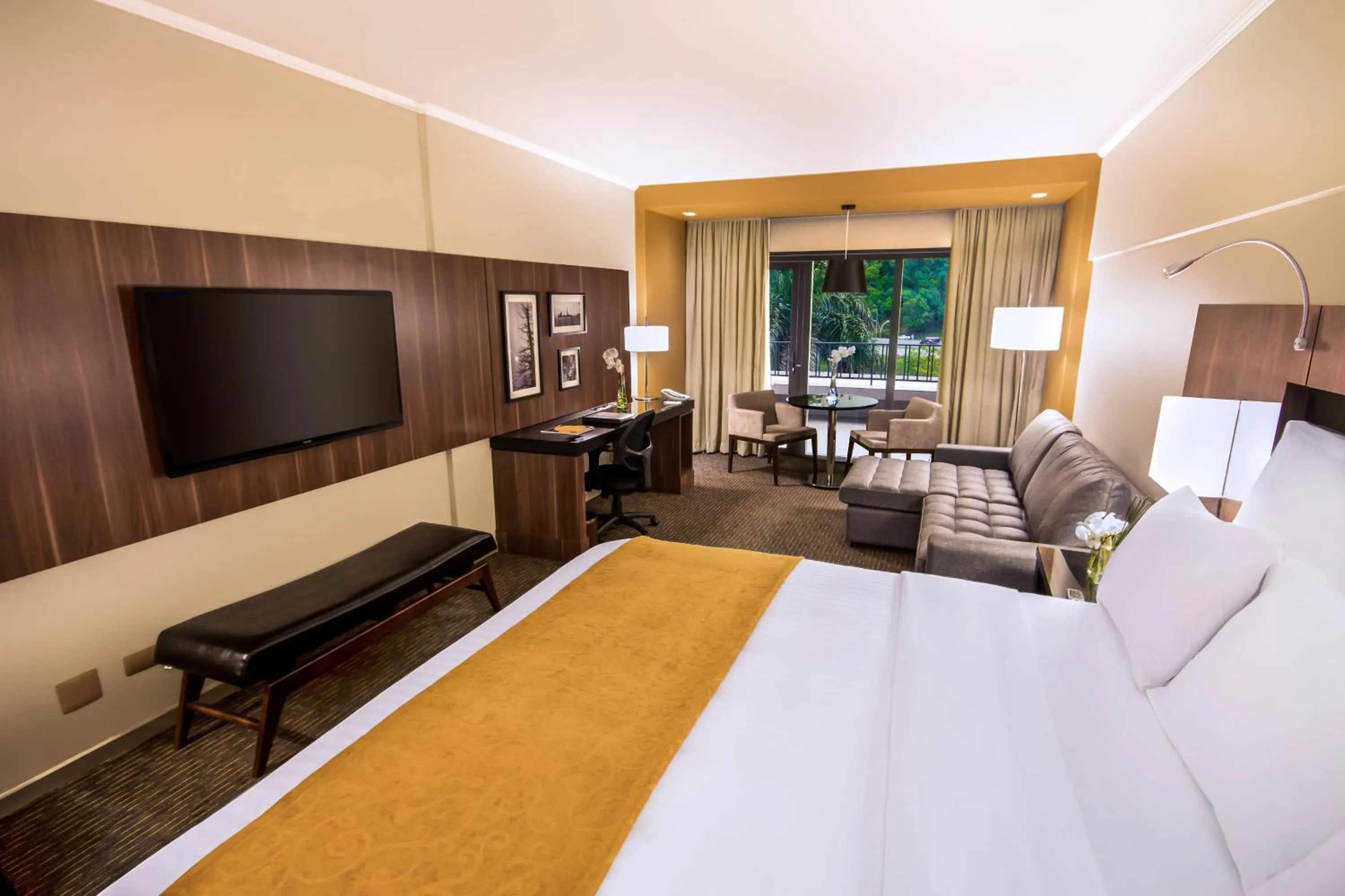 Photo of the whole room, Bed in Marriott São Paulo Airport Hotel