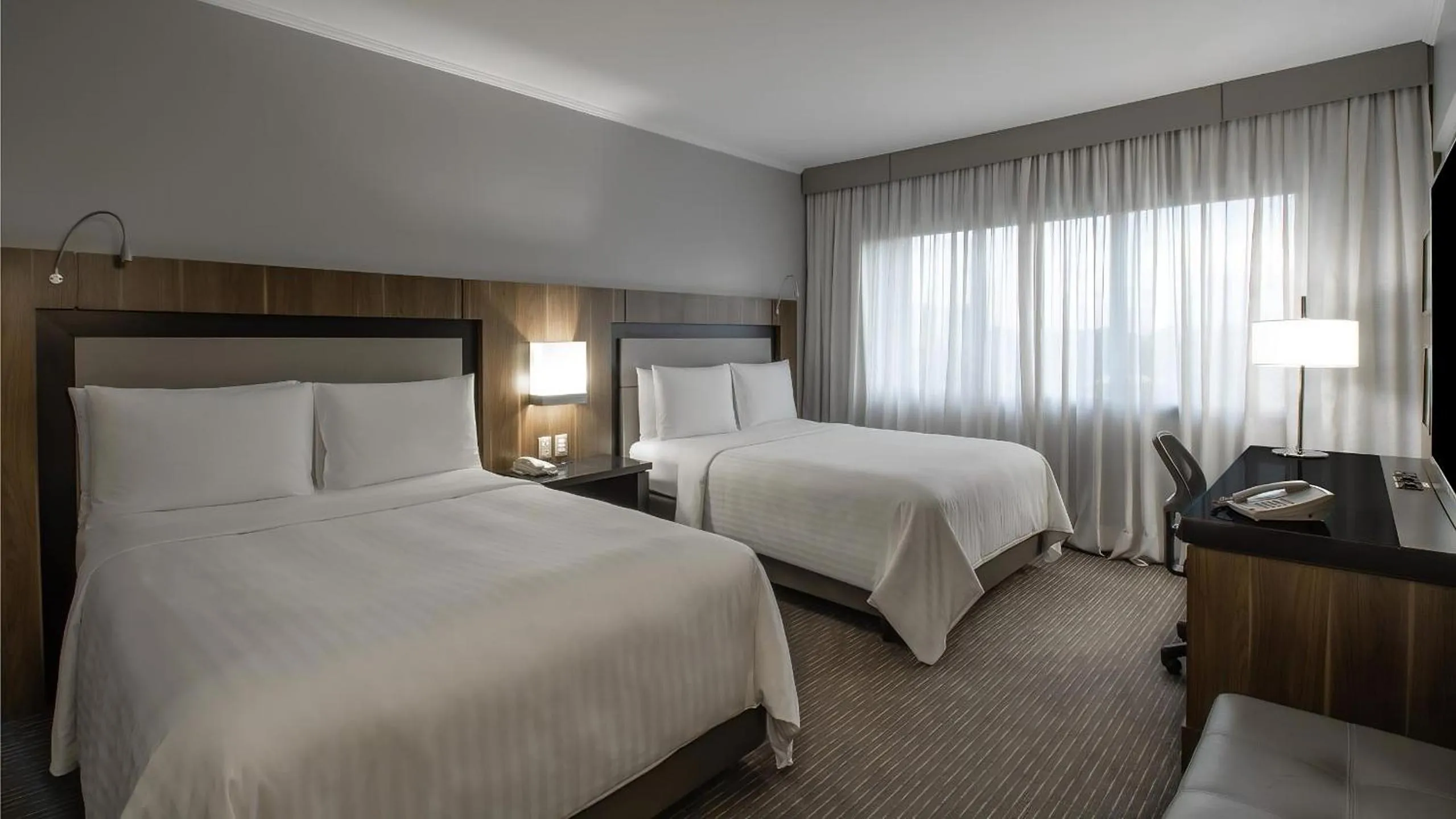 Photo of the whole room, Bed in Marriott São Paulo Airport Hotel