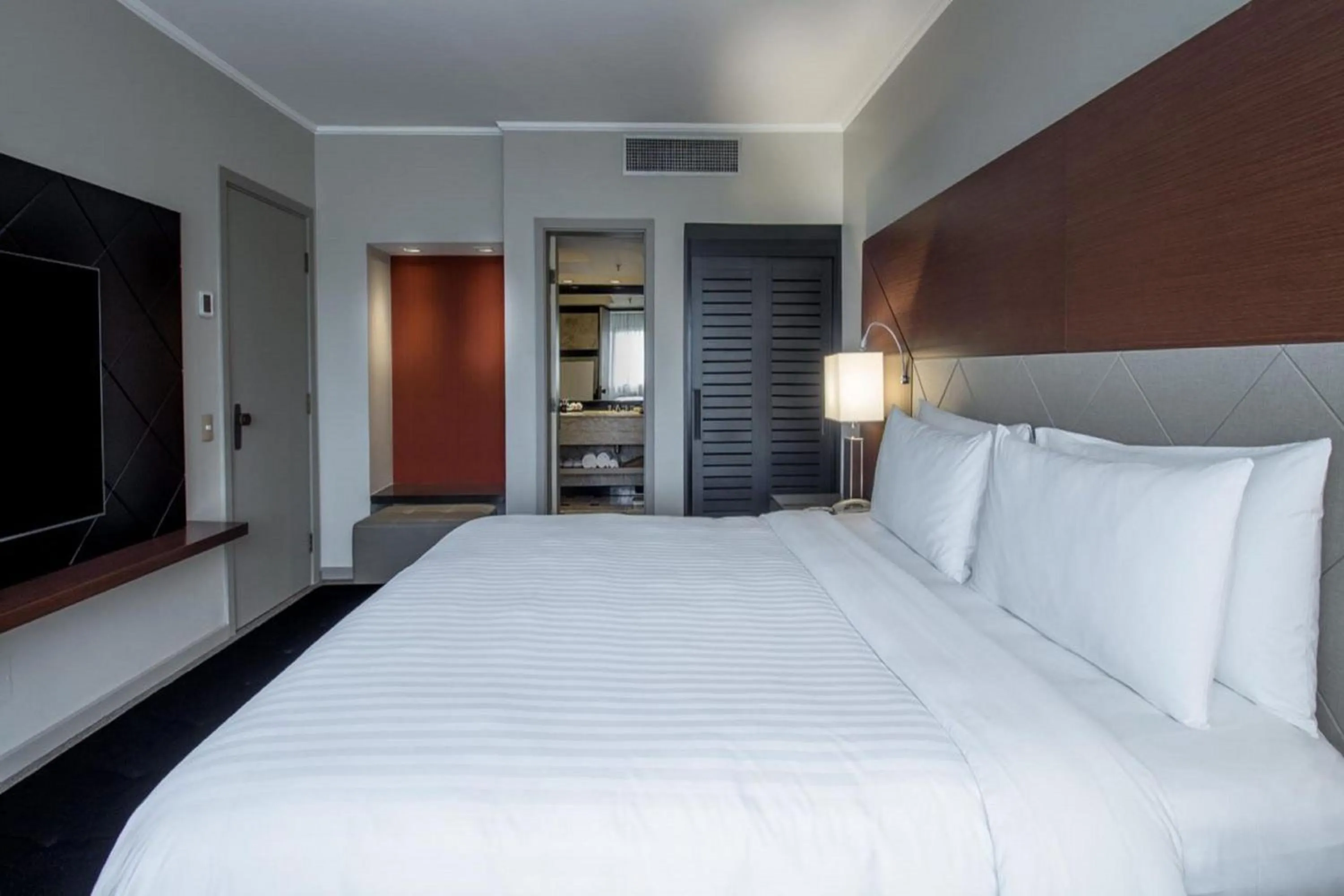 Photo of the whole room, Bed in Marriott São Paulo Airport Hotel