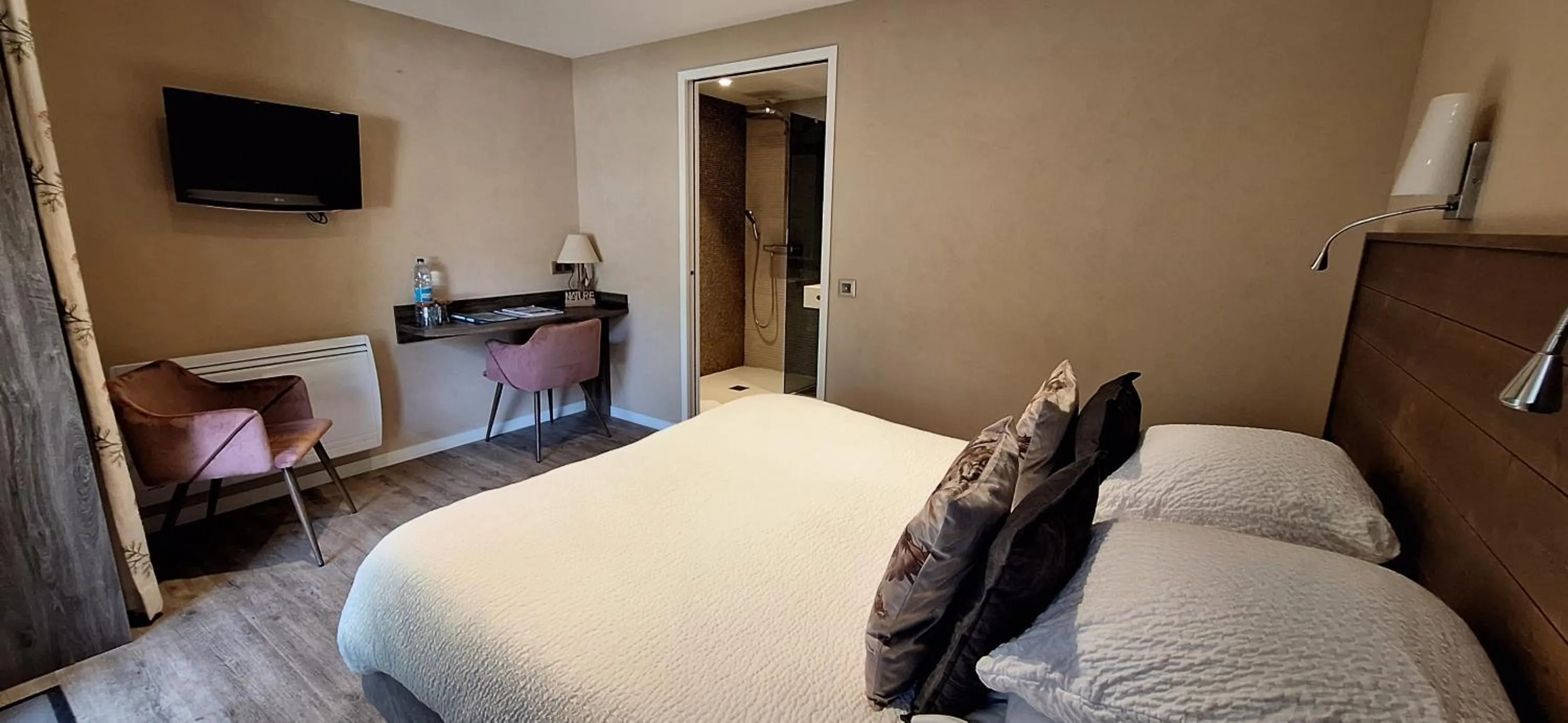 Bed in Hôtel Kastell Dinec'h