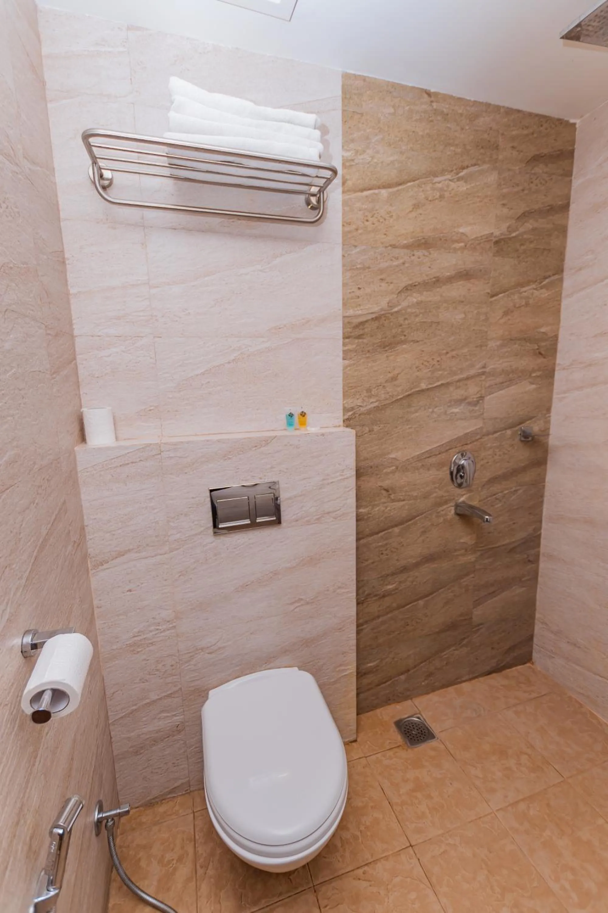 Shower in Pokhara Batika