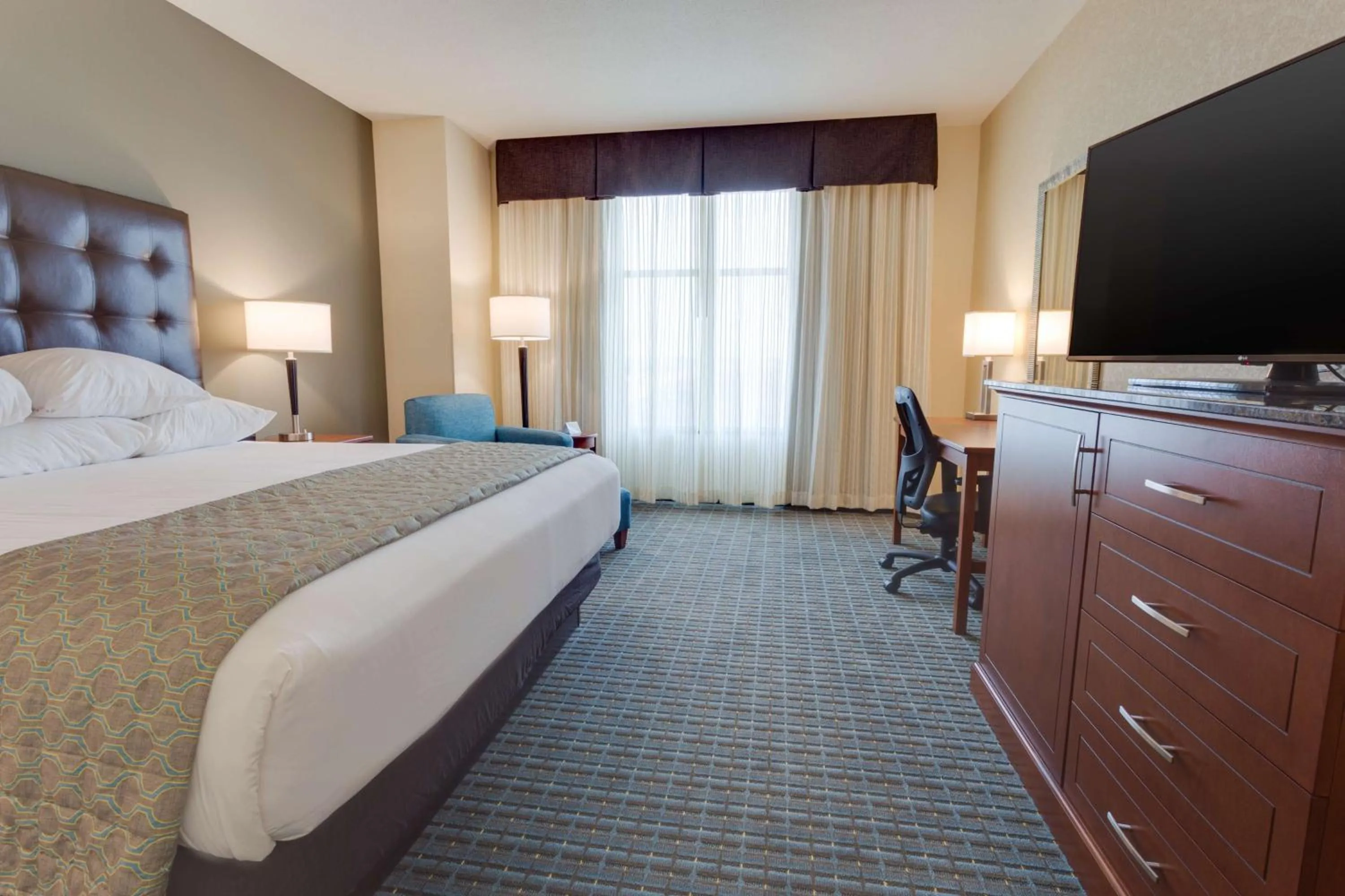 Photo of the whole room, Bed in Drury Plaza Hotel St. Louis St. Charles