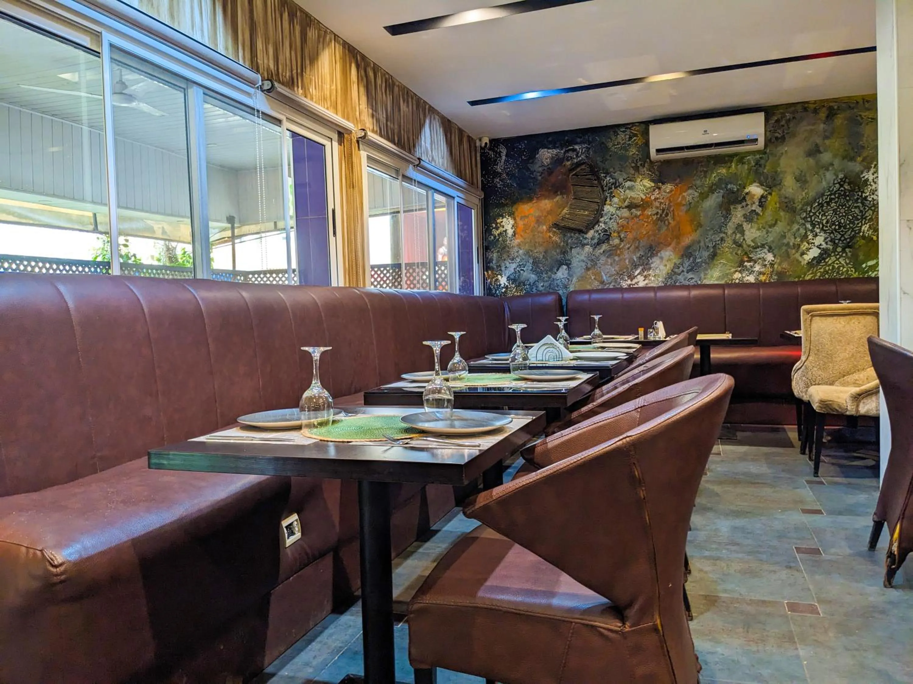 Restaurant/places to eat in Hotel M'Rode