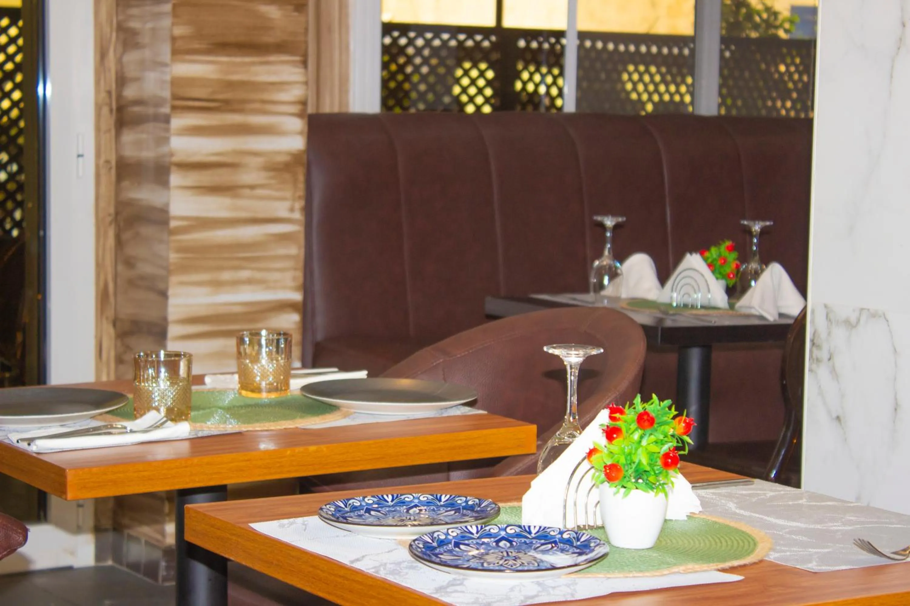 Restaurant/places to eat in Hotel M'Rode