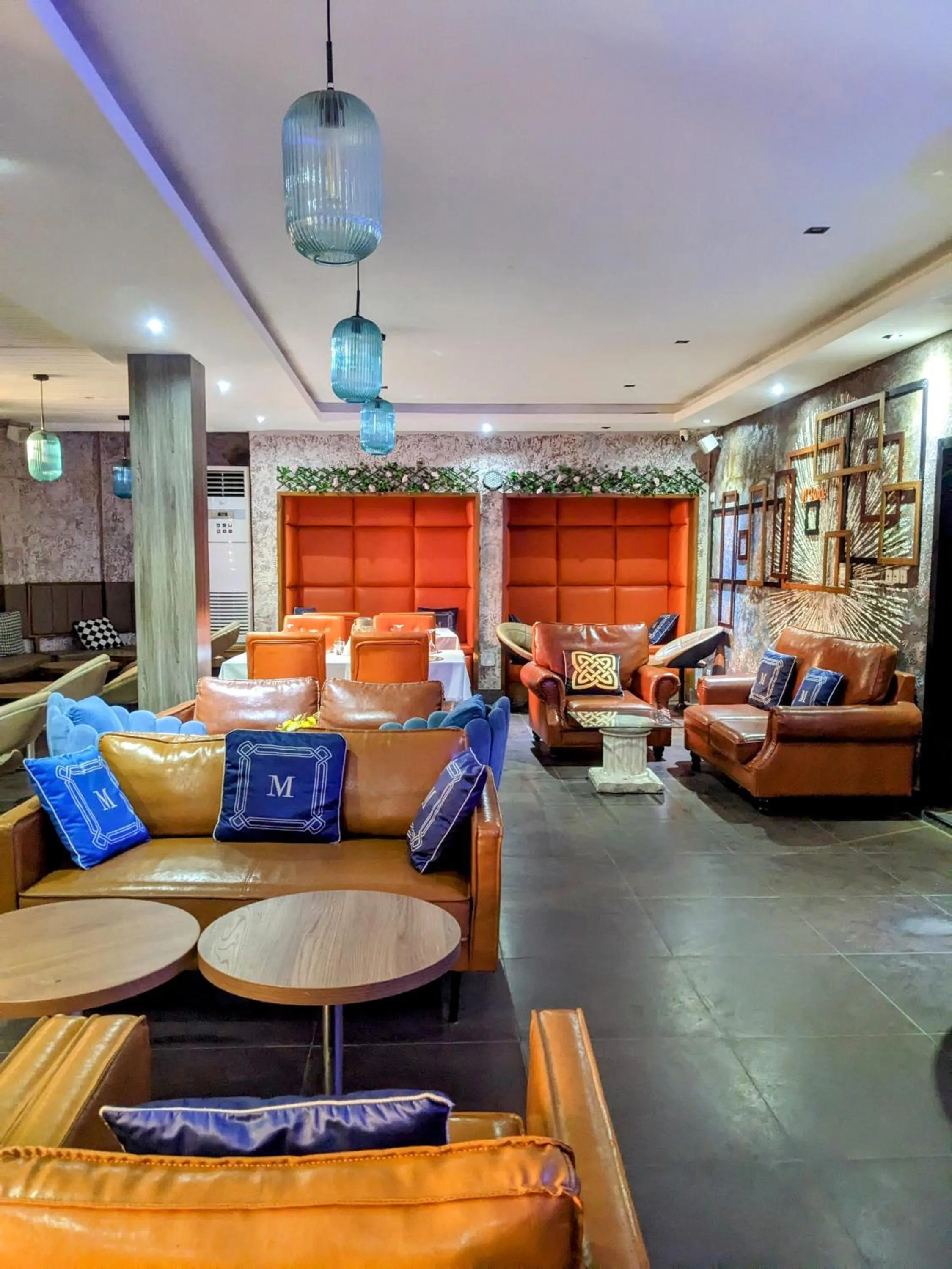 Restaurant/places to eat in Hotel M'Rode