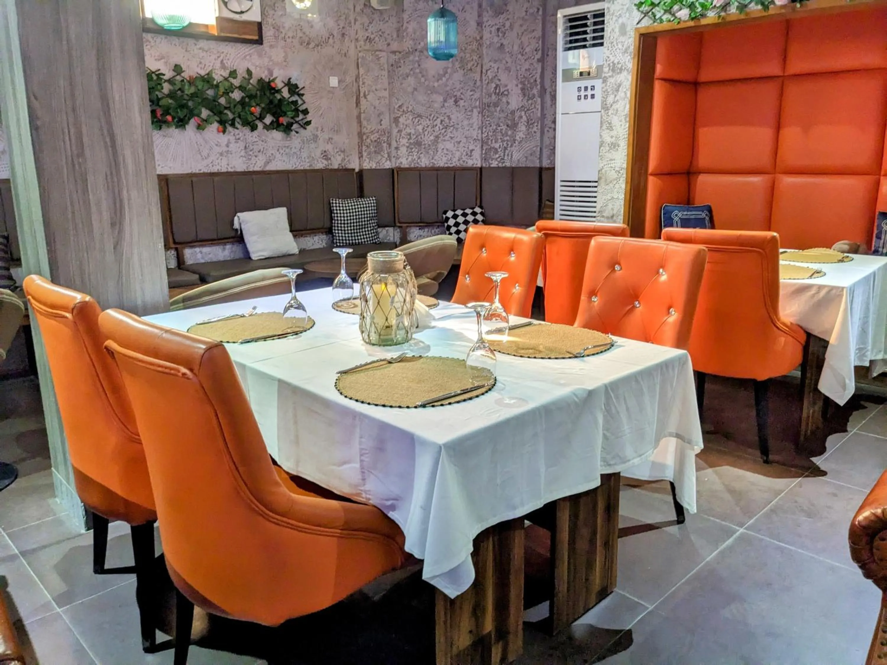 Restaurant/places to eat in Hotel M'Rode