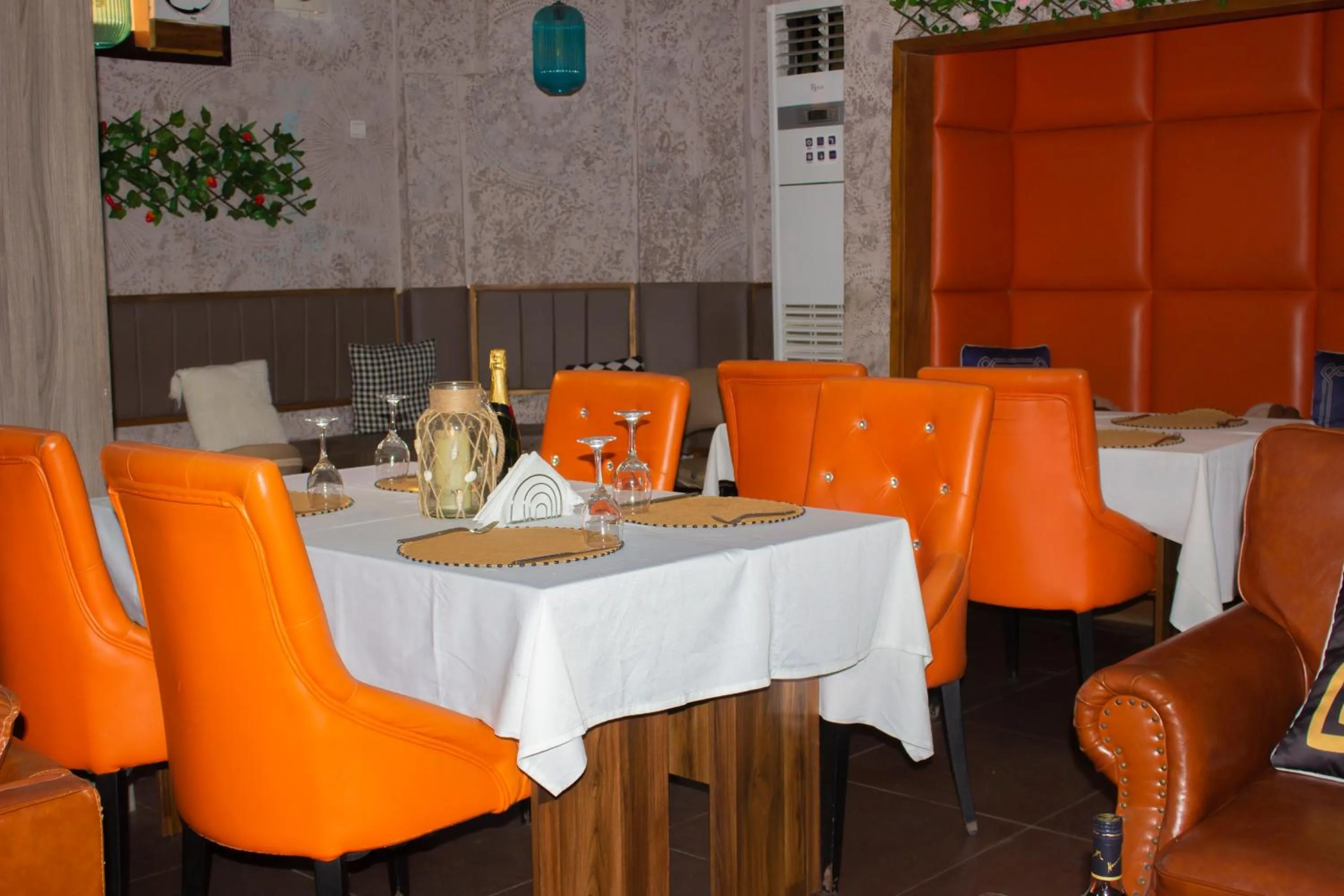 Restaurant/places to eat in Hotel M'Rode