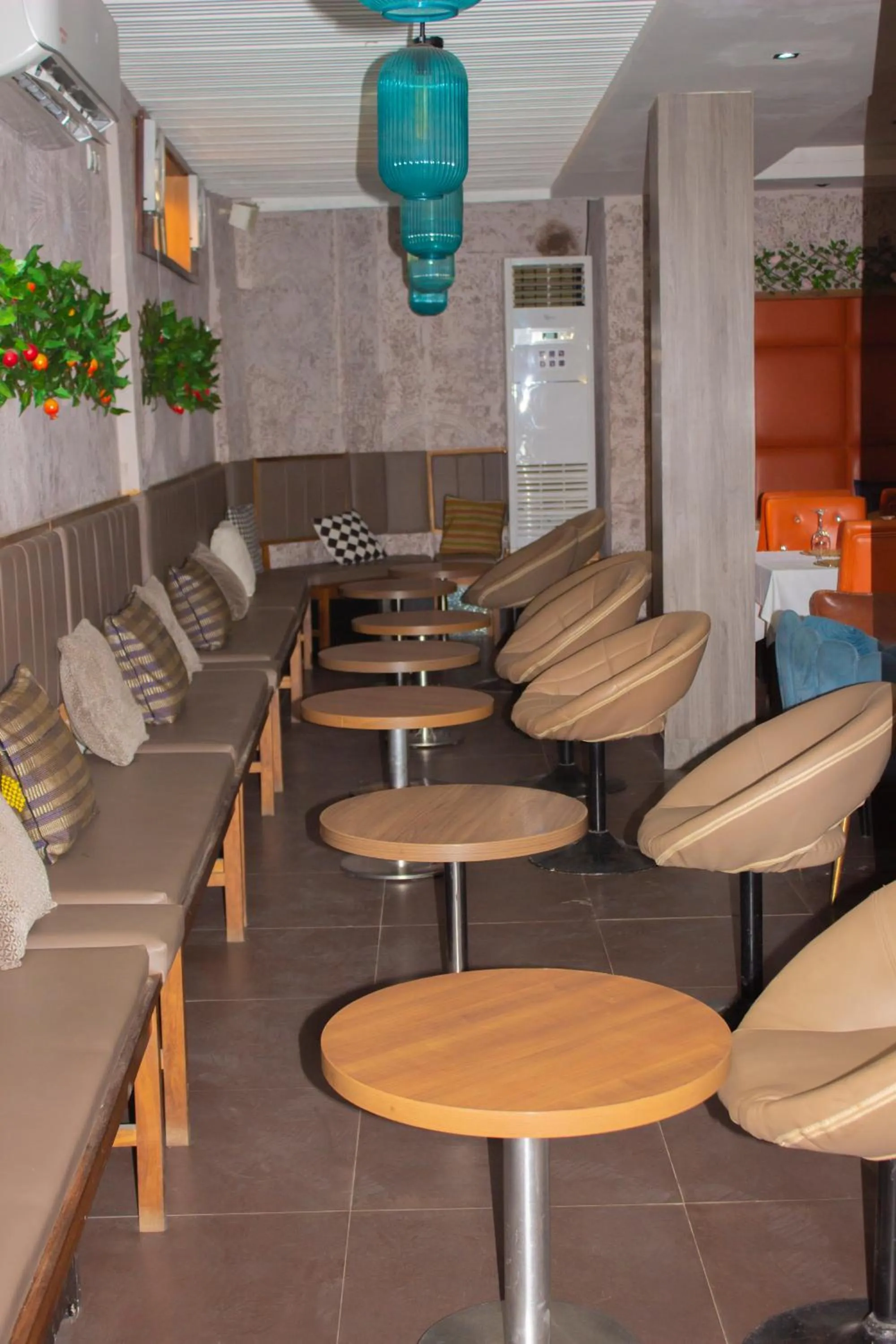 Restaurant/places to eat in Hotel M'Rode