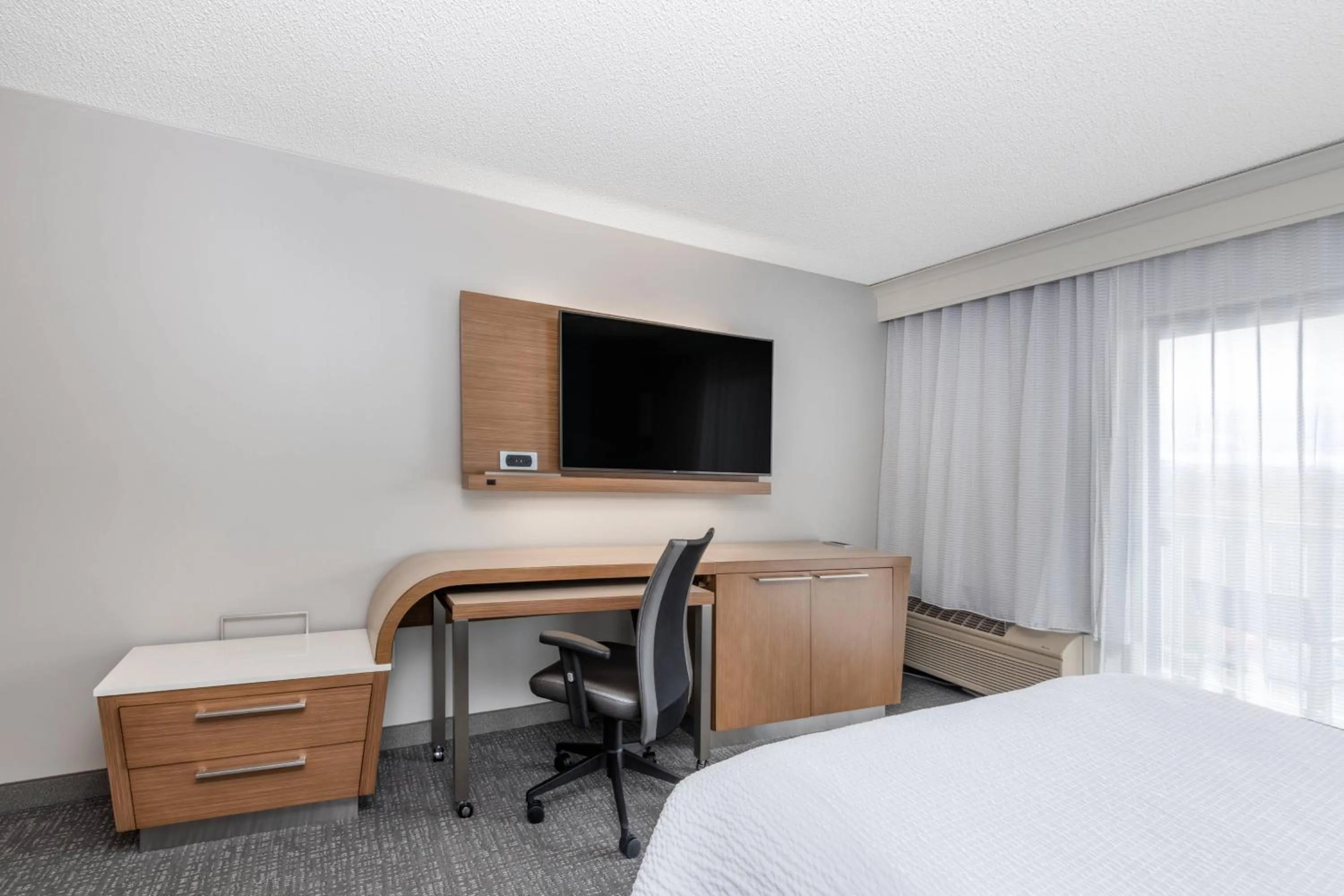 Photo of the whole room, Bed in Courtyard by Marriott Reno