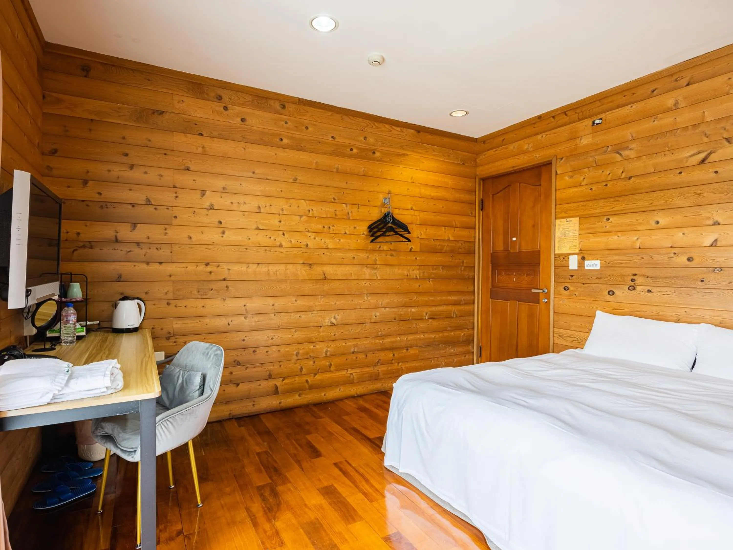 Photo of the whole room, Bed in Bishui Shanju Lakeside B&B