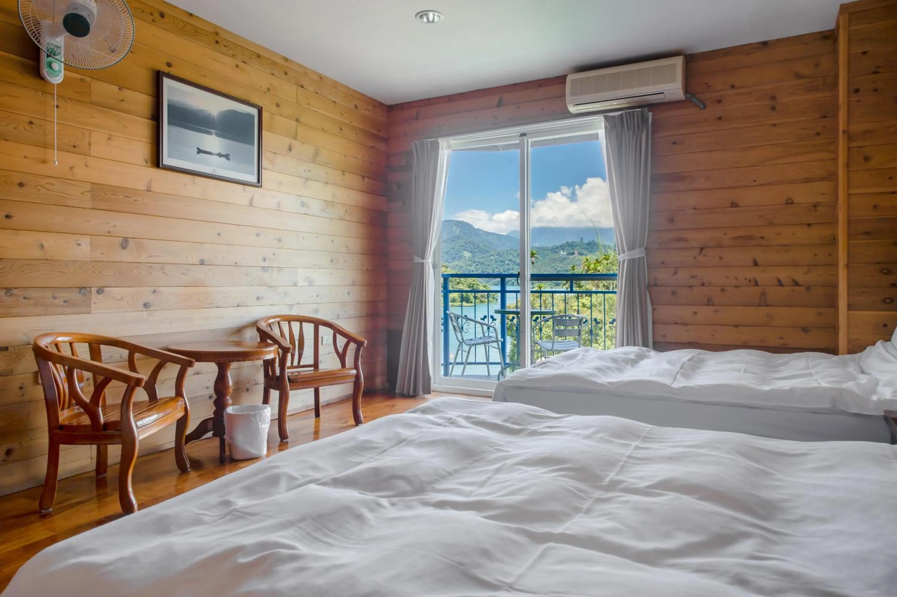 On site, Bed in Bishui Shanju Lakeside B&B