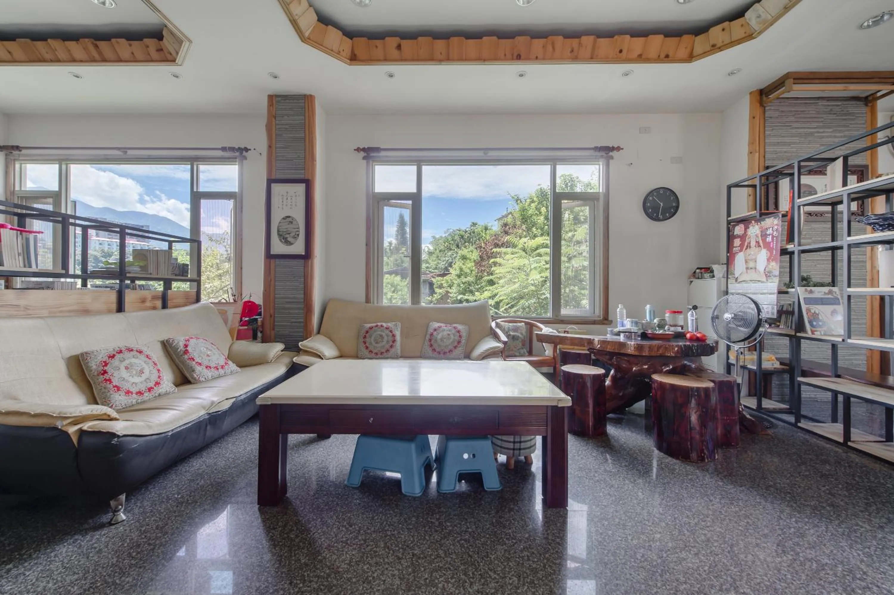 Lobby or reception in Bishui Shanju Lakeside B&B