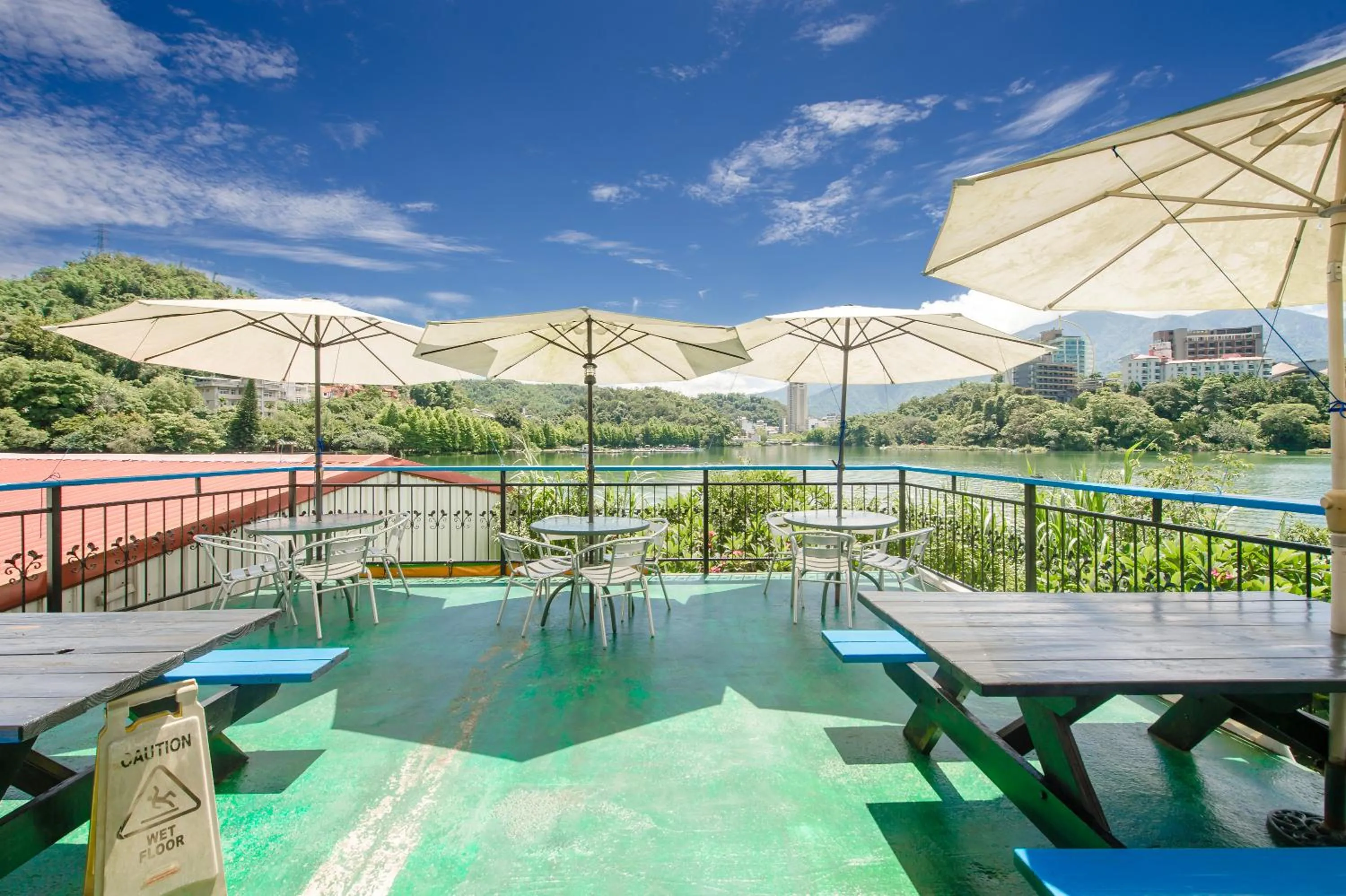 Balcony/Terrace in Bishui Shanju Lakeside B&B