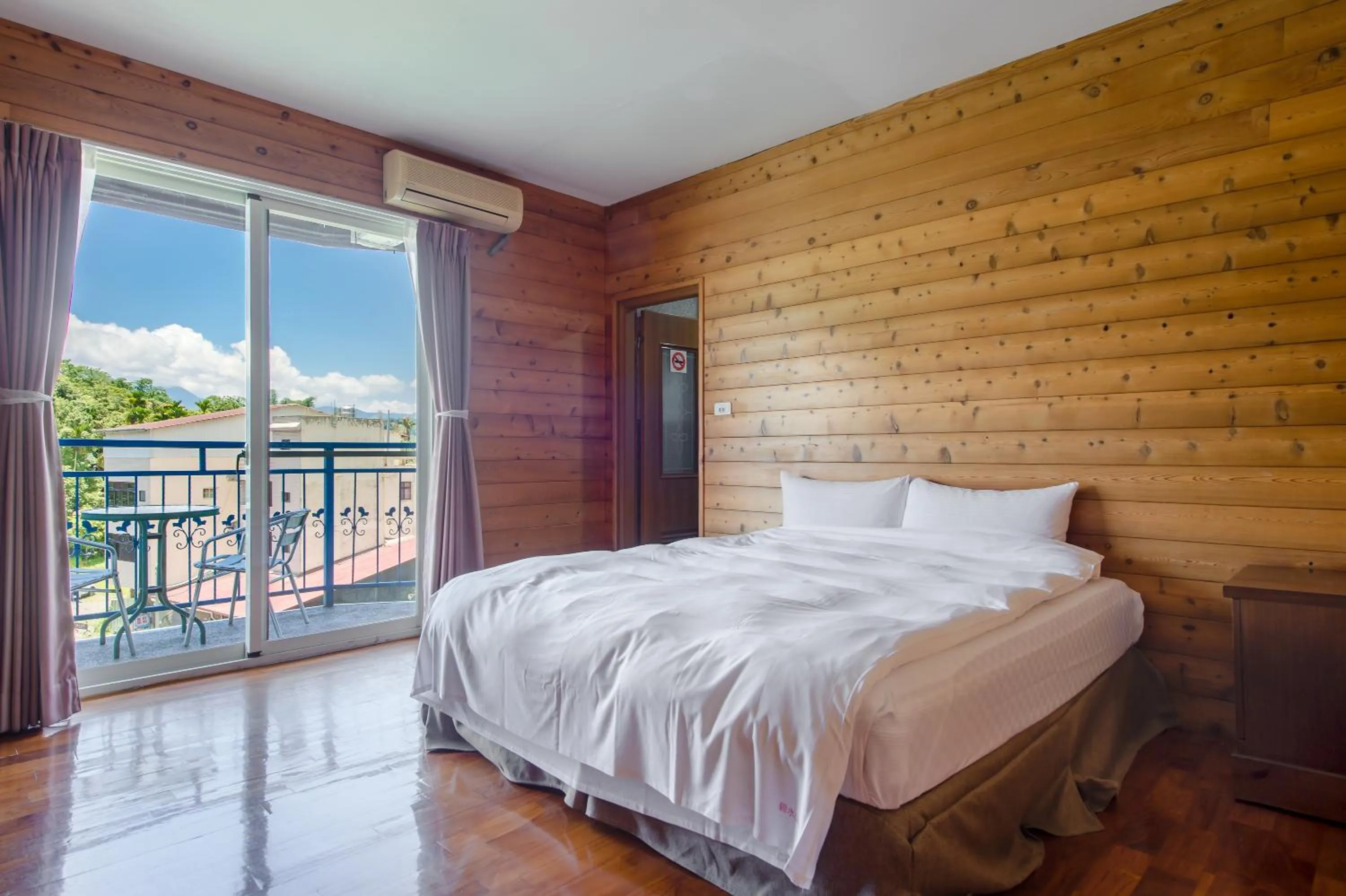 On site, Bed in Bishui Shanju Lakeside B&B