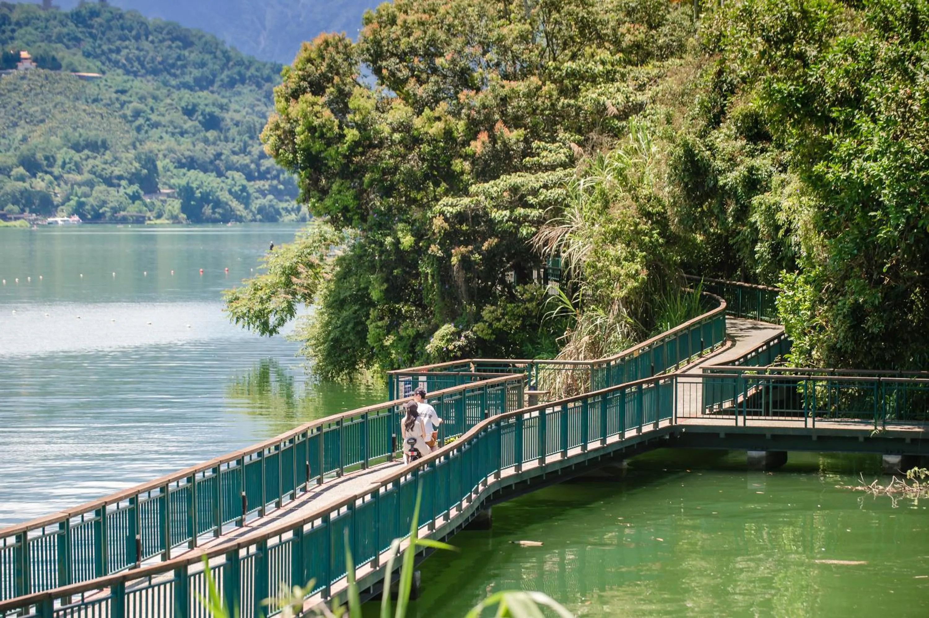 Lake view in Bishui Shanju Lakeside B&B