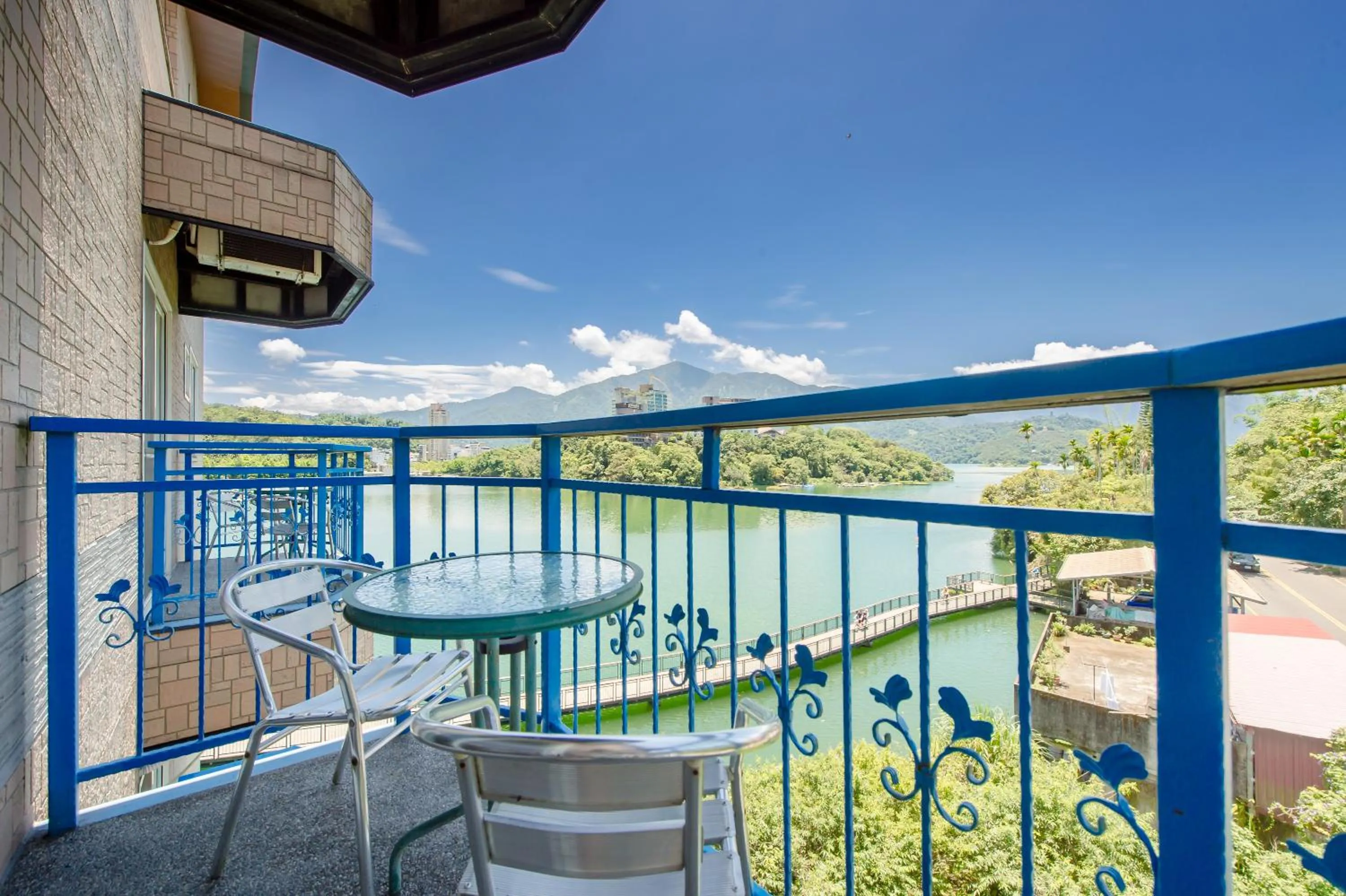 Balcony/Terrace in Bishui Shanju Lakeside B&B