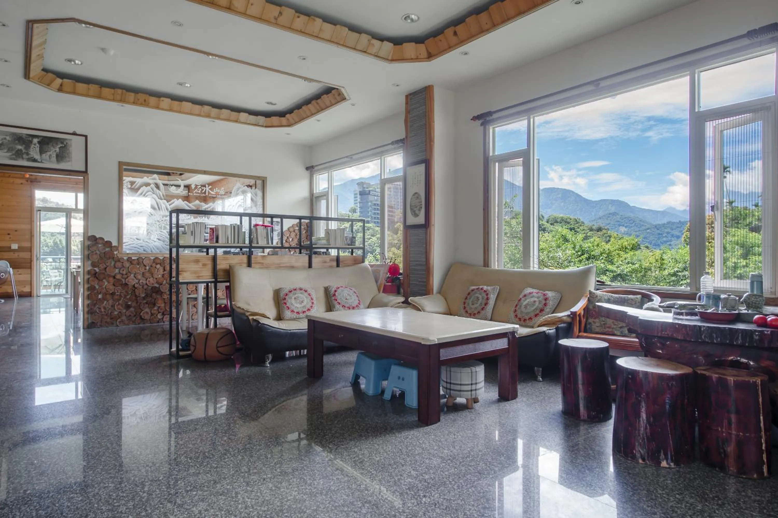 Lobby or reception in Bishui Shanju Lakeside B&B