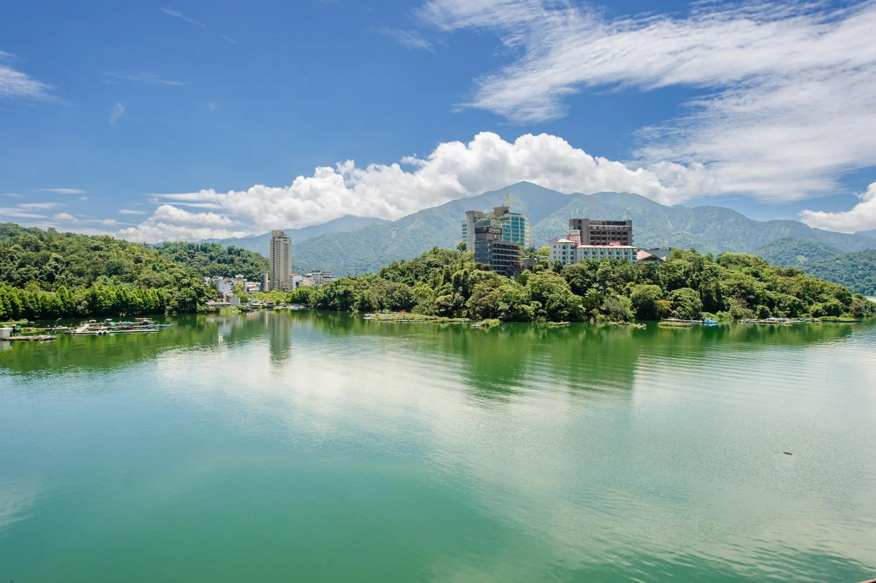 Lake view in Bishui Shanju Lakeside B&B