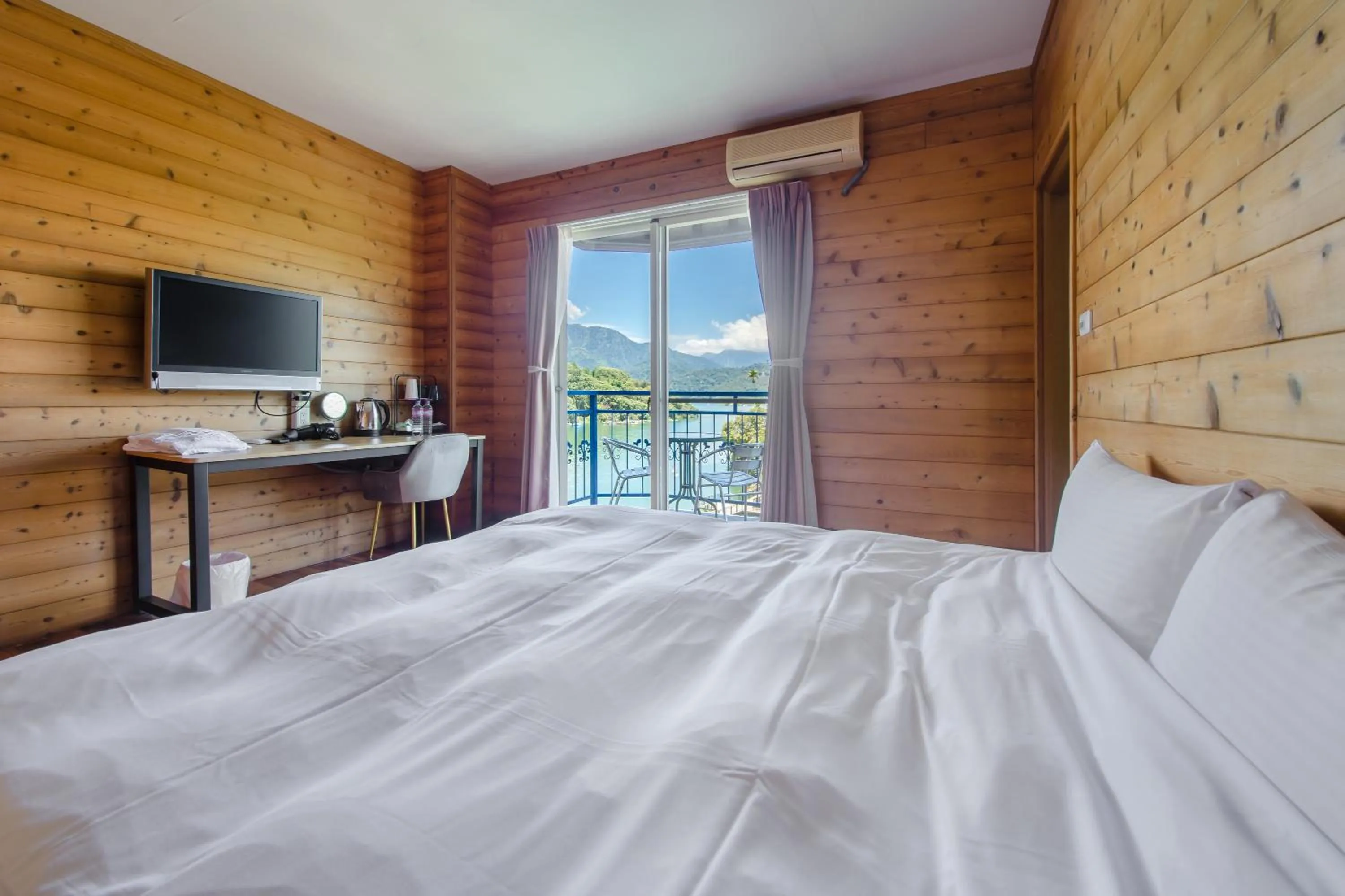 On site, Bed in Bishui Shanju Lakeside B&B