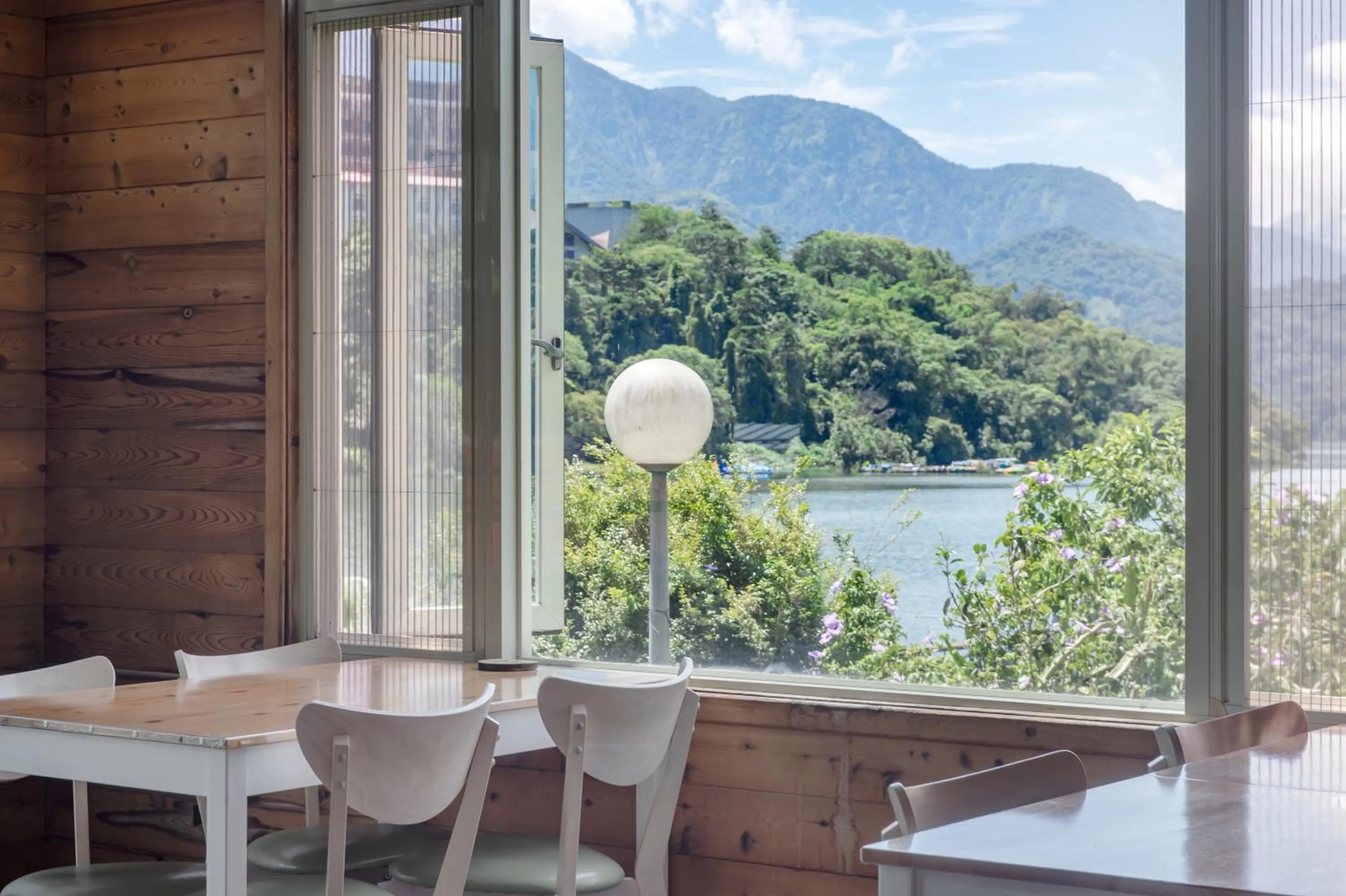 Lake view in Bishui Shanju Lakeside B&B