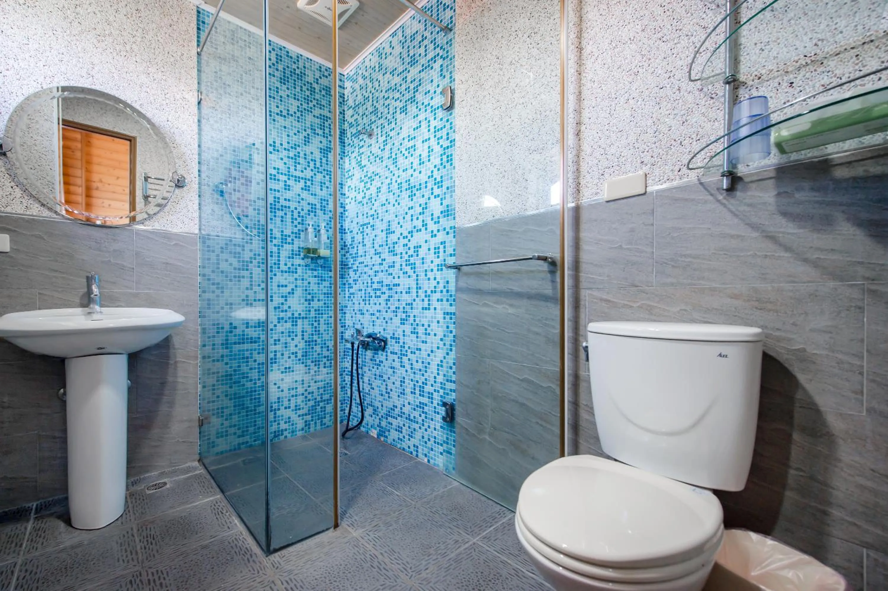 Shower in Bishui Shanju Lakeside B&B