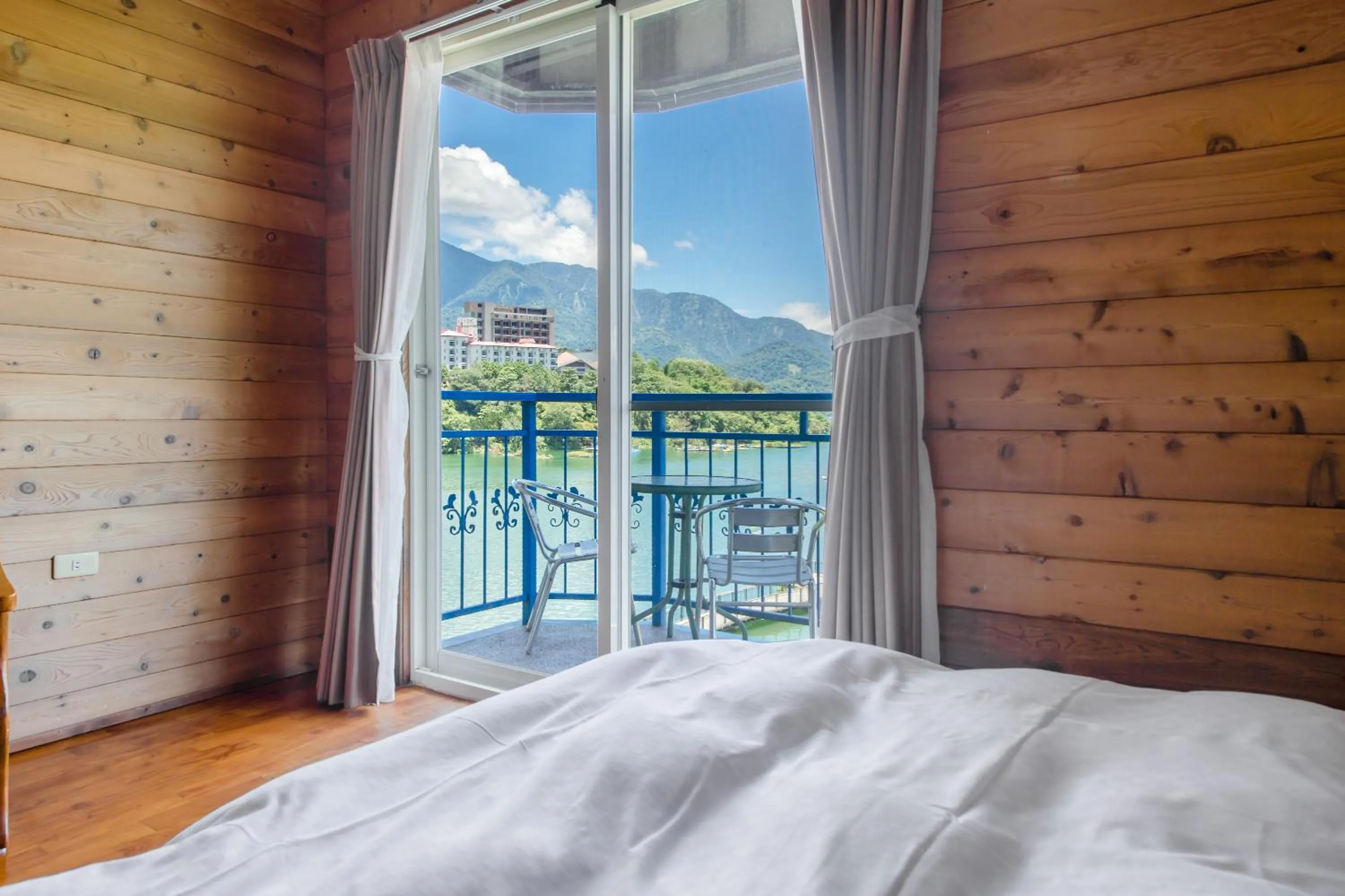 Balcony/Terrace, Bed in Bishui Shanju Lakeside B&B