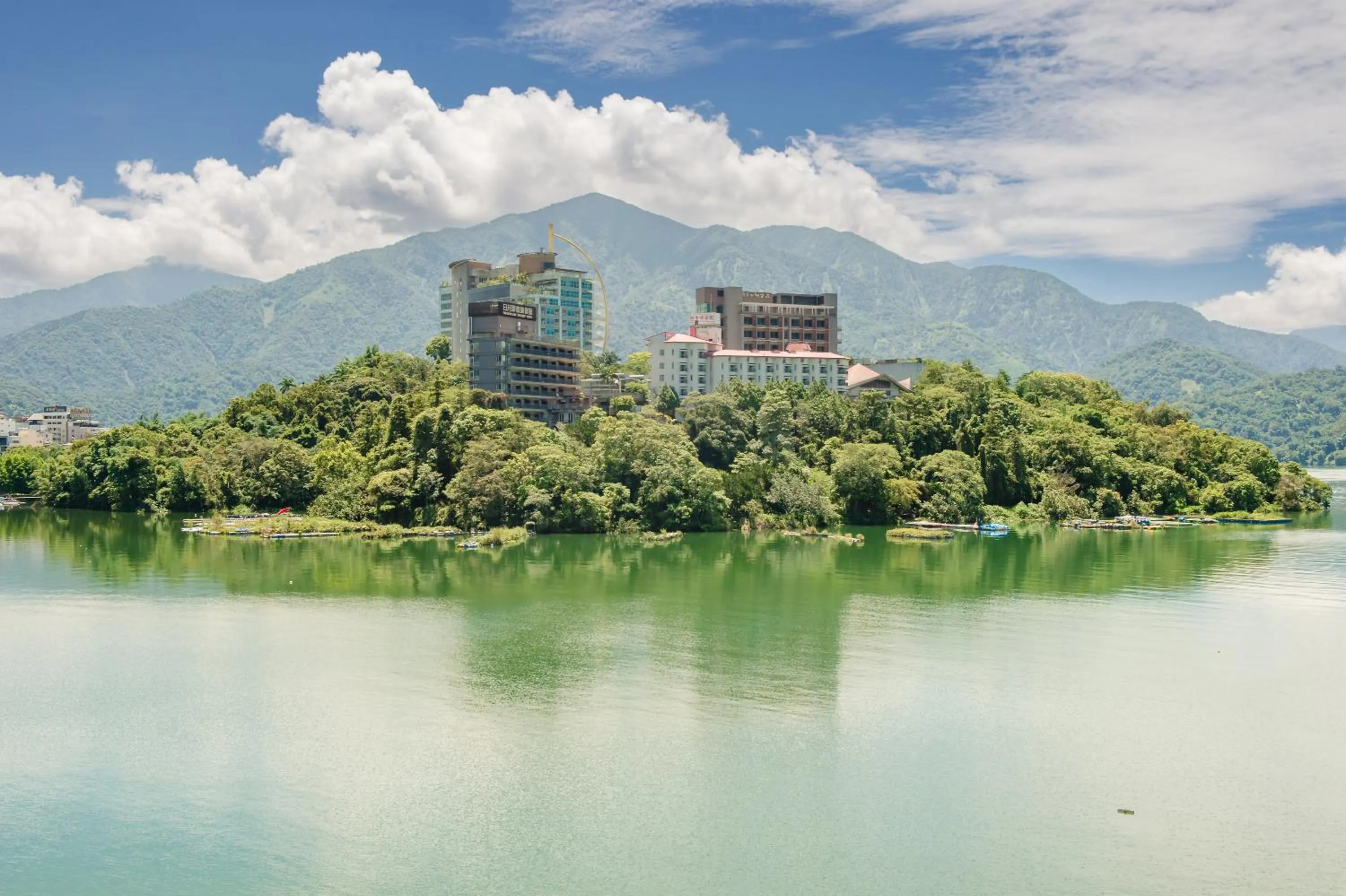 Lake view in Bishui Shanju Lakeside B&B