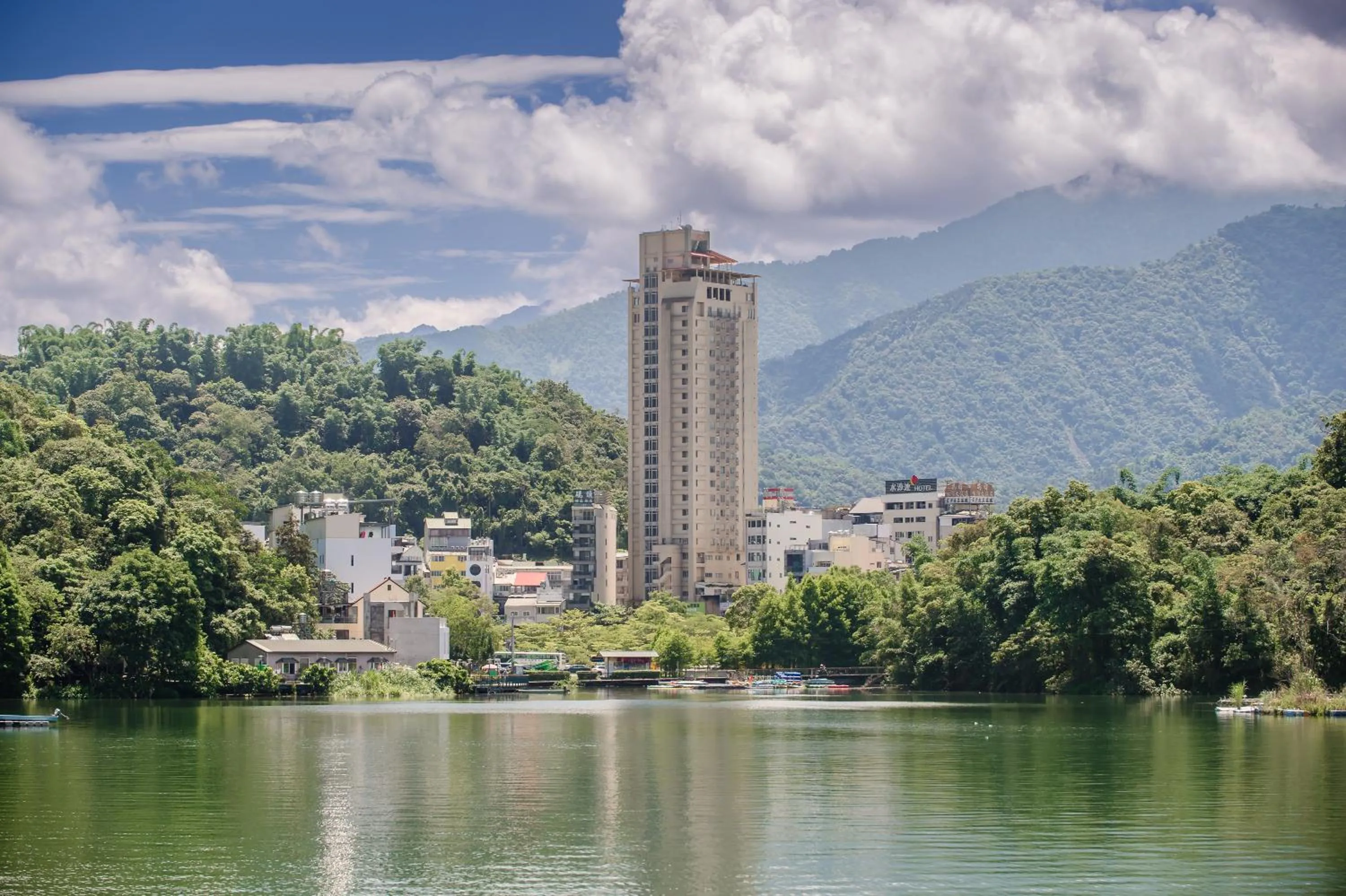 Lake view in Bishui Shanju Lakeside B&B