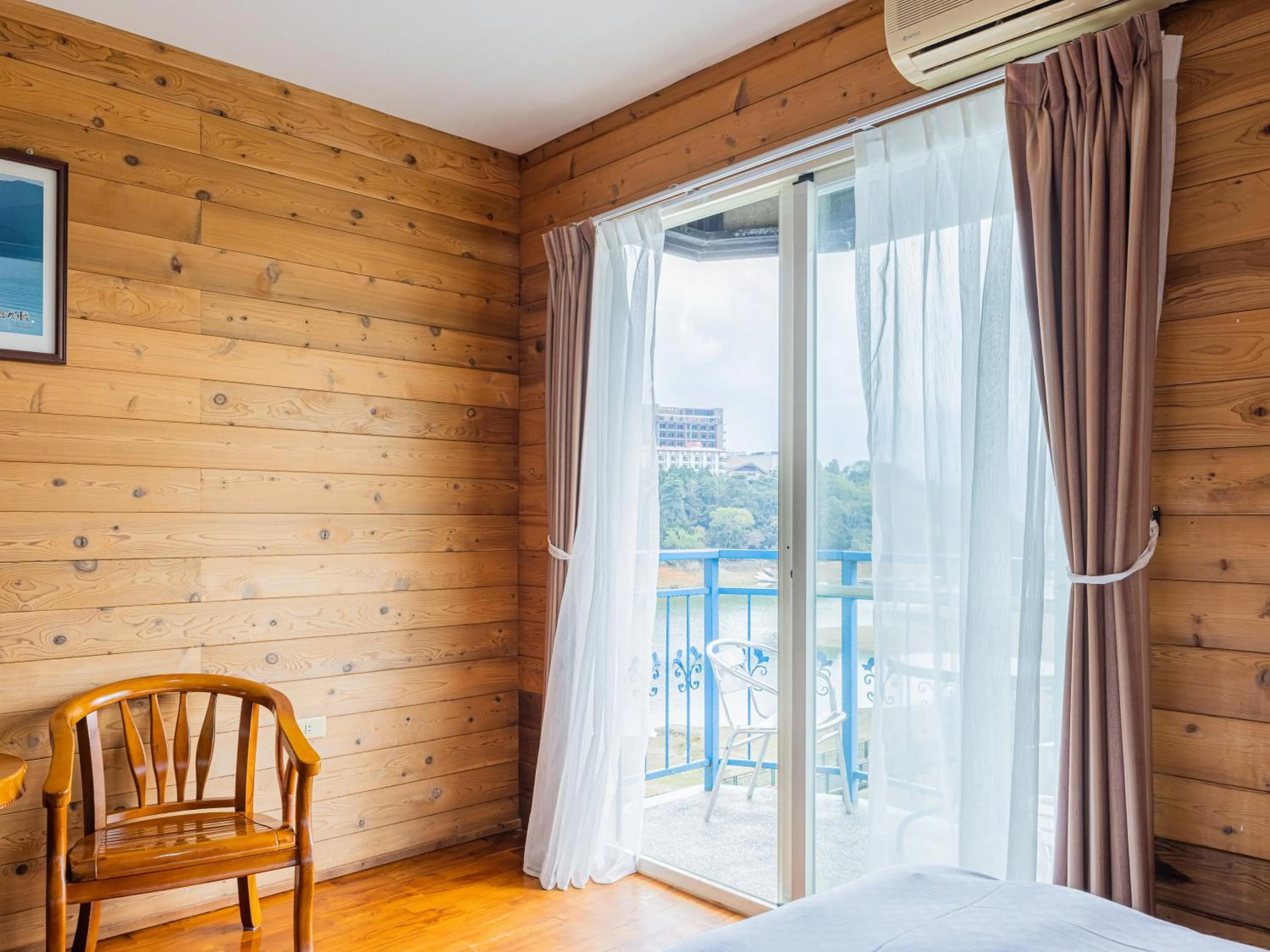 On site, Bed in Bishui Shanju Lakeside B&B