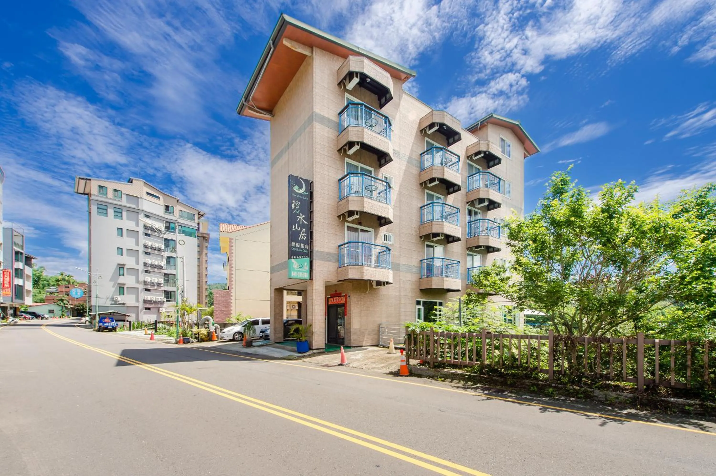 Property building in Bishui Shanju Lakeside B&B