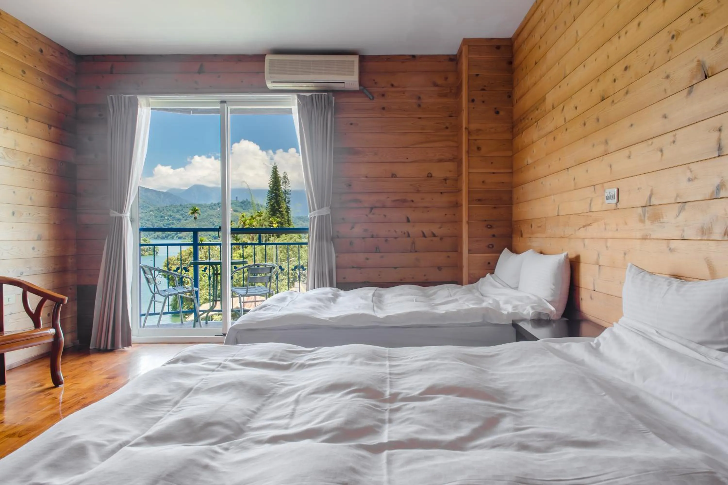 On site, Bed in Bishui Shanju Lakeside B&B