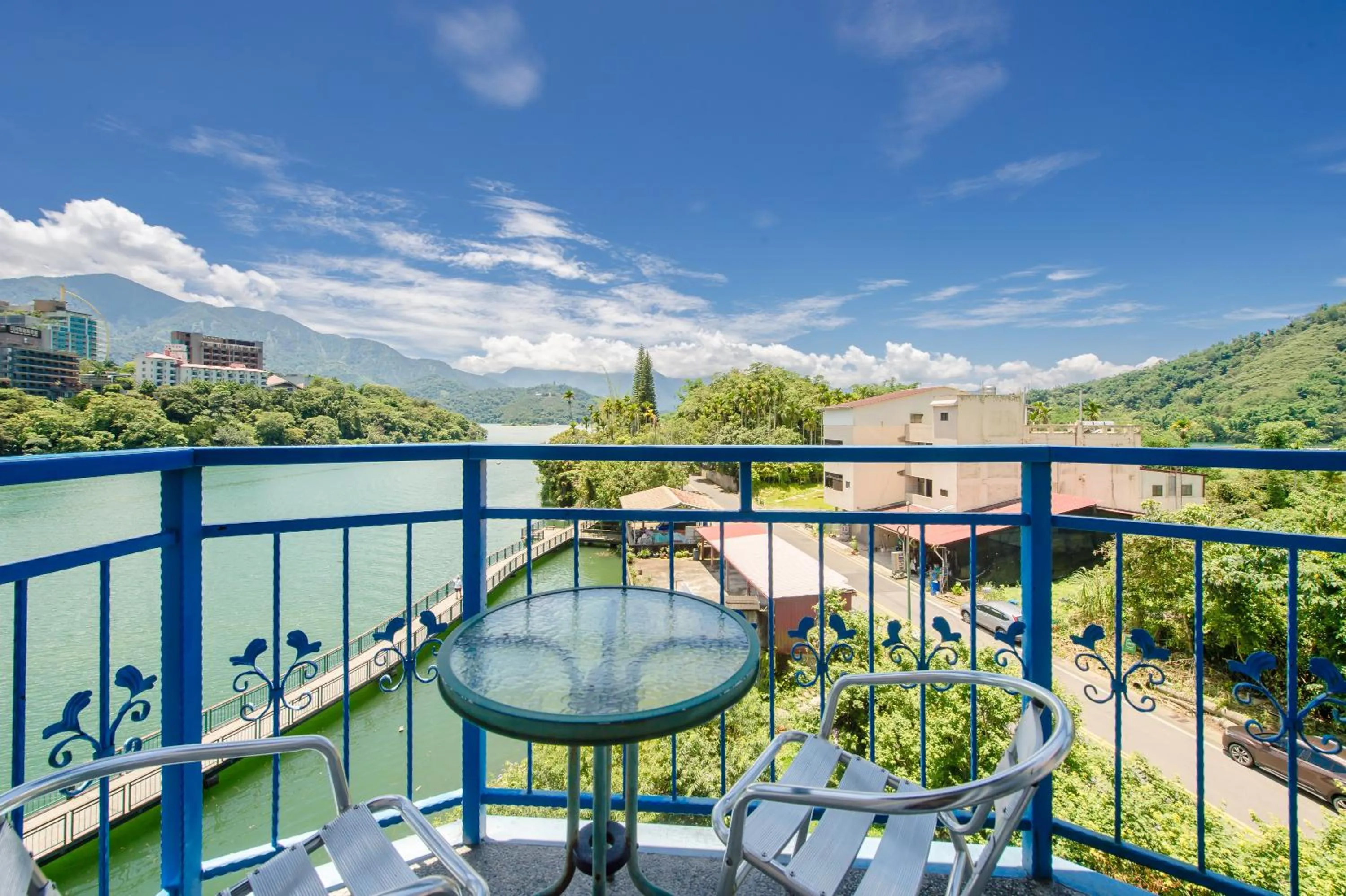 Balcony/Terrace in Bishui Shanju Lakeside B&B